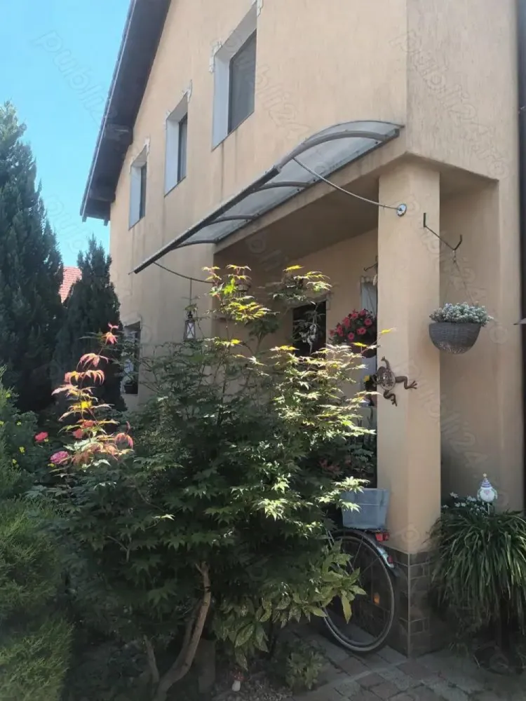 Casa de vânzare str Kaffka Margit - Casa are 3 dormitoare unu cu balcon 2 bai living bu
catarie cămară terasa garaj încălzire în pardosea airbag conditionat casa mobilata are apa canal curent gaz rds