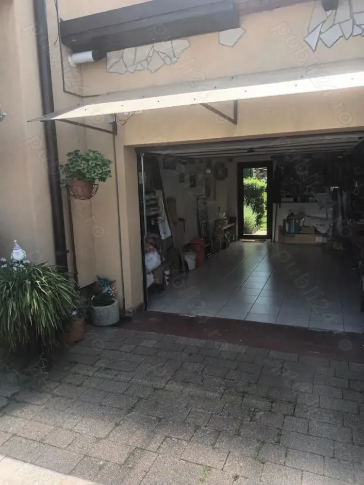 Casa de vânzare str Kaffka Margit - Casa are 3 dormitoare unu cu balcon 2 bai living bu
catarie cămară terasa garaj încălzire în pardosea airbag conditionat casa mobilata are apa canal curent gaz rds