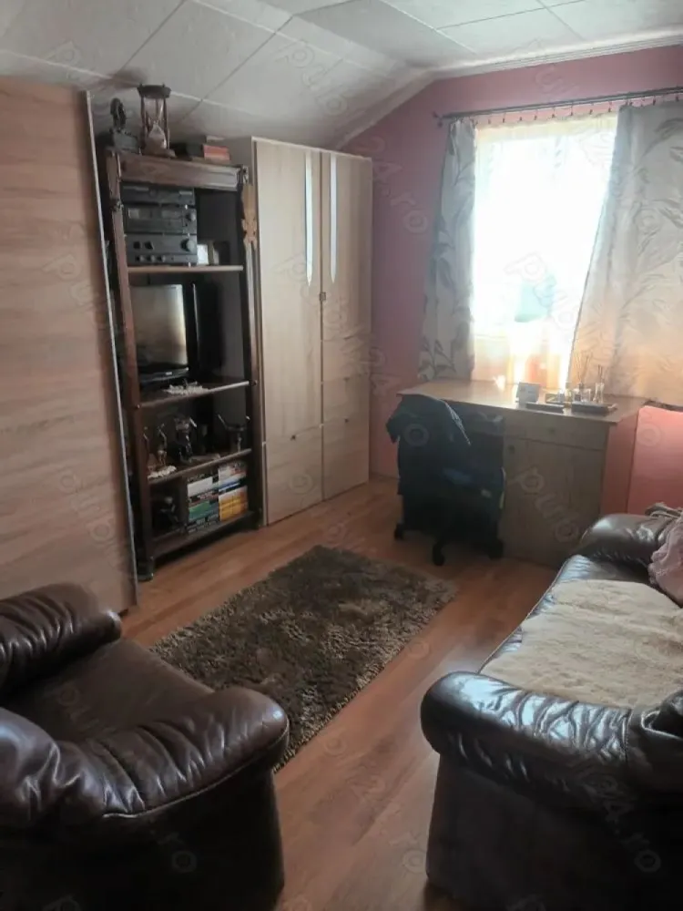 Casa de vânzare str Kaffka Margit - Casa are 3 dormitoare unu cu balcon 2 bai living bu
catarie cămară terasa garaj încălzire în pardosea airbag conditionat casa mobilata are apa canal curent gaz rds