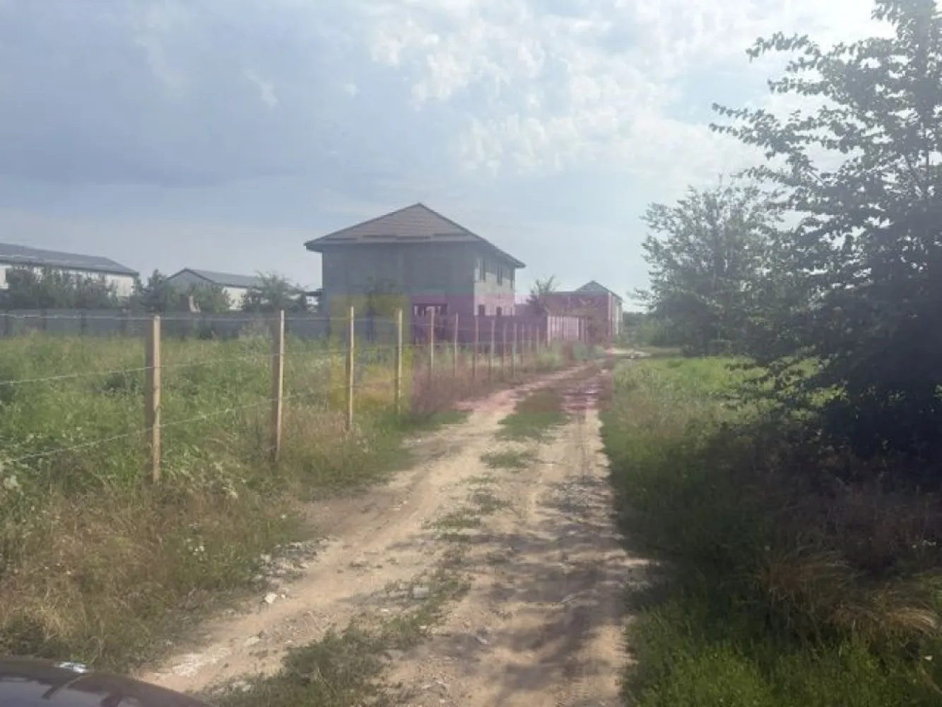 Teren Bragadiru- Jadului- Topaz. - Comision 0.
Agentia imobiliara Apulum 94 va propune un teren situat in Bragadiru- str Topaz- Safirului- Jadului, situat intre case. 
Terenul are o suprafata totala de 1005 mp din care raman curati 888mp la care de adauga 117mp cota din drumul de servitute.
Zona este in continua dezvoltare. 
Pentru alte detalii si vizionare nu ezitati sa ma contactati pe nr 0733683446- Laura Ionescu.