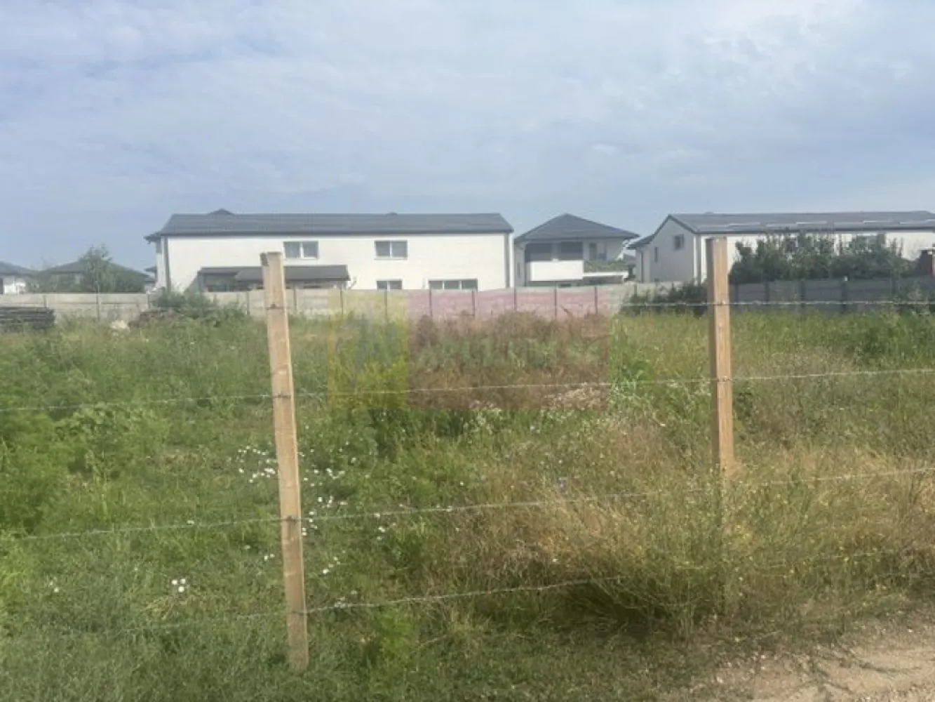 Teren Bragadiru- Jadului- Topaz. - Comision 0.
Agentia imobiliara Apulum 94 va propune un teren situat in Bragadiru- str Topaz- Safirului- Jadului, situat intre case. 
Terenul are o suprafata totala de 1005 mp din care raman curati 888mp la care de adauga 117mp cota din drumul de servitute.
Zona este in continua dezvoltare. 
Pentru alte detalii si vizionare nu ezitati sa ma contactati pe nr 0733683446- Laura Ionescu.