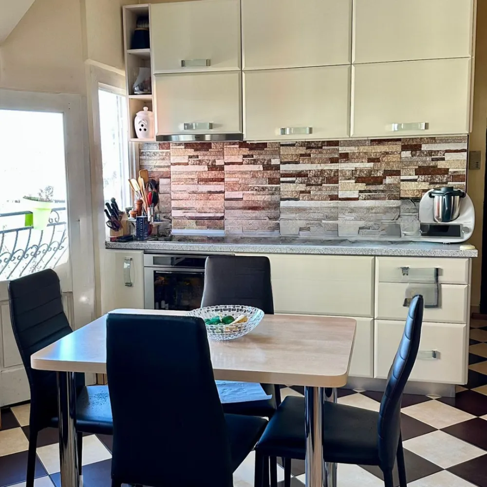 Mansardă modernă de vânzare – 3 camere, 60 mp, gata de mutat! - Descoperă confortul unei locuințe luminoase și bine compartimentate&nbsp;Situată într-o zonă liniștită, perfectă pentru o familie tânără sau un cuplu activ.&nbsp;Detalii proprietate:Suprafață utilă: 60 mpCompartimentare: living cu bucătărie open-space, 2 dormitoare, 1 baie, 1 balcon de 2,5 mpComplet mobilată și utilată cu electrocasnice moderneFinisaje de calitate: gresie, faianță, parchet, tâmplărie PVC cu geam termopanIzolație termică și fonică – confort garantat tot timpul anuluiImobil gata de mutat, fără investiții suplimentare&nbsp;Preț: 77.500 € (negociabil)