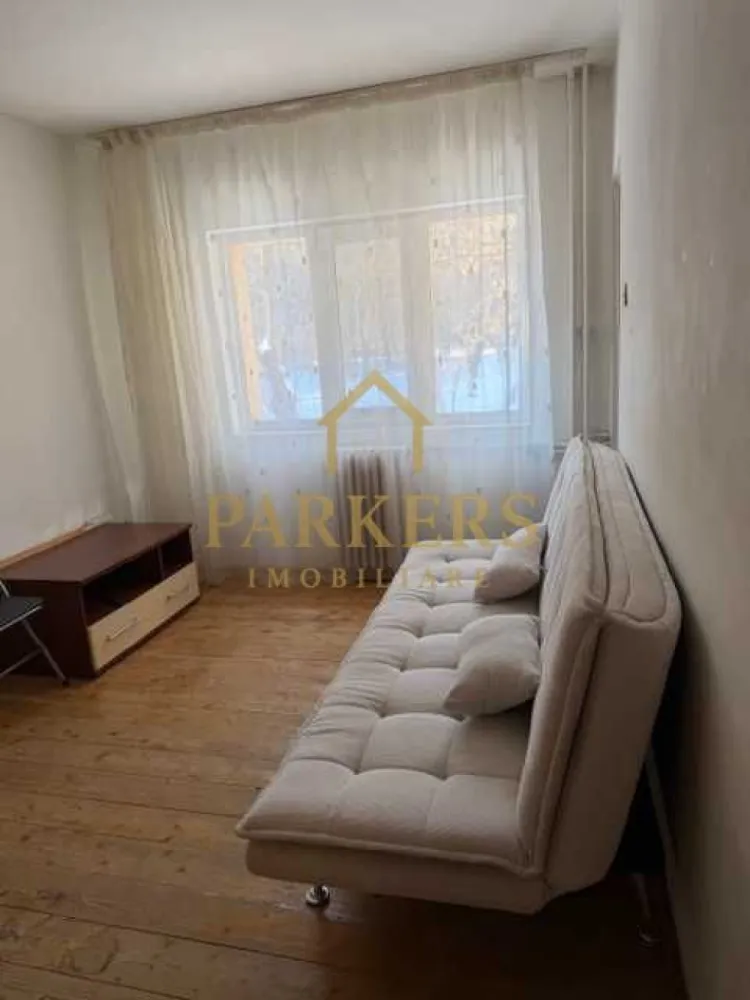 Garsoniera de vanzare in Cartierul Ghiorgheni 22 mp utili - Parkers Imobiliare vă propune spre vânzare, în reprezentare, o garsonieră situată în cartierul Gheorgheni, într-o locație deosebită, apreciată pentru liniște și accesul rapid către multiple puncte de interes.

📐 Detalii proprietate:

Suprafață utilă: 21,15 mp

Etaj: 1 din 4

Bloc reabilitat termic

Casa scării renovată

Foarte călduroasă, cu costuri mici de întreținere

Ocupabilă imediat

🚗 Parcare:

Loc de parcare cu abonament de la primărie, situat chiar în fața imobilului

📍 Localizare & facilități în apropiere:

Școli și instituții: Transylvania College, Liceul Teoretic „Lucian Blaga”, școală generală, grădinițe, creșă

Facultăți: FSEGA

Shopping & relaxare: Iulius Mall Cluj, baza sportivă, magazine

Transport: stații de autobuz și Piața Hermes

✨ Zona este liniștită, dar în același timp foarte bine conectată, ceea ce face proprietatea ideală atât pentru locuință, cât și pentru investiție. O renovare ar putea aduce garsoniera la adevăratul ei potențial.