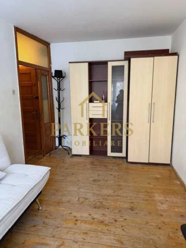 Garsoniera de vanzare in Cartierul Ghiorgheni 22 mp utili - Parkers Imobiliare vă propune spre vânzare, în reprezentare, o garsonieră situată în cartierul Gheorgheni, într-o locație deosebită, apreciată pentru liniște și accesul rapid către multiple puncte de interes.

📐 Detalii proprietate:

Suprafață utilă: 21,15 mp

Etaj: 1 din 4

Bloc reabilitat termic

Casa scării renovată

Foarte călduroasă, cu costuri mici de întreținere

Ocupabilă imediat

🚗 Parcare:

Loc de parcare cu abonament de la primărie, situat chiar în fața imobilului

📍 Localizare & facilități în apropiere:

Școli și instituții: Transylvania College, Liceul Teoretic „Lucian Blaga”, școală generală, grădinițe, creșă

Facultăți: FSEGA

Shopping & relaxare: Iulius Mall Cluj, baza sportivă, magazine

Transport: stații de autobuz și Piața Hermes

✨ Zona este liniștită, dar în același timp foarte bine conectată, ceea ce face proprietatea ideală atât pentru locuință, cât și pentru investiție. O renovare ar putea aduce garsoniera la adevăratul ei potențial.