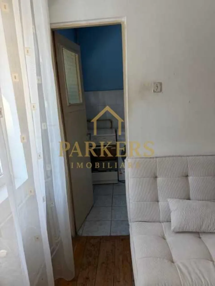 Garsoniera de vanzare in Cartierul Ghiorgheni 22 mp utili - Parkers Imobiliare vă propune spre vânzare, în reprezentare, o garsonieră situată în cartierul Gheorgheni, într-o locație deosebită, apreciată pentru liniște și accesul rapid către multiple puncte de interes.

📐 Detalii proprietate:

Suprafață utilă: 21,15 mp

Etaj: 1 din 4

Bloc reabilitat termic

Casa scării renovată

Foarte călduroasă, cu costuri mici de întreținere

Ocupabilă imediat

🚗 Parcare:

Loc de parcare cu abonament de la primărie, situat chiar în fața imobilului

📍 Localizare & facilități în apropiere:

Școli și instituții: Transylvania College, Liceul Teoretic „Lucian Blaga”, școală generală, grădinițe, creșă

Facultăți: FSEGA

Shopping & relaxare: Iulius Mall Cluj, baza sportivă, magazine

Transport: stații de autobuz și Piața Hermes

✨ Zona este liniștită, dar în același timp foarte bine conectată, ceea ce face proprietatea ideală atât pentru locuință, cât și pentru investiție. O renovare ar putea aduce garsoniera la adevăratul ei potențial.