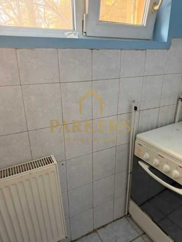 Garsoniera de vanzare in Cartierul Ghiorgheni 22 mp utili - Parkers Imobiliare vă propune spre vânzare, în reprezentare, o garsonieră situată în cartierul Gheorgheni, într-o locație deosebită, apreciată pentru liniște și accesul rapid către multiple puncte de interes.

📐 Detalii proprietate:

Suprafață utilă: 21,15 mp

Etaj: 1 din 4

Bloc reabilitat termic

Casa scării renovată

Foarte călduroasă, cu costuri mici de întreținere

Ocupabilă imediat

🚗 Parcare:

Loc de parcare cu abonament de la primărie, situat chiar în fața imobilului

📍 Localizare & facilități în apropiere:

Școli și instituții: Transylvania College, Liceul Teoretic „Lucian Blaga”, școală generală, grădinițe, creșă

Facultăți: FSEGA

Shopping & relaxare: Iulius Mall Cluj, baza sportivă, magazine

Transport: stații de autobuz și Piața Hermes

✨ Zona este liniștită, dar în același timp foarte bine conectată, ceea ce face proprietatea ideală atât pentru locuință, cât și pentru investiție. O renovare ar putea aduce garsoniera la adevăratul ei potențial.