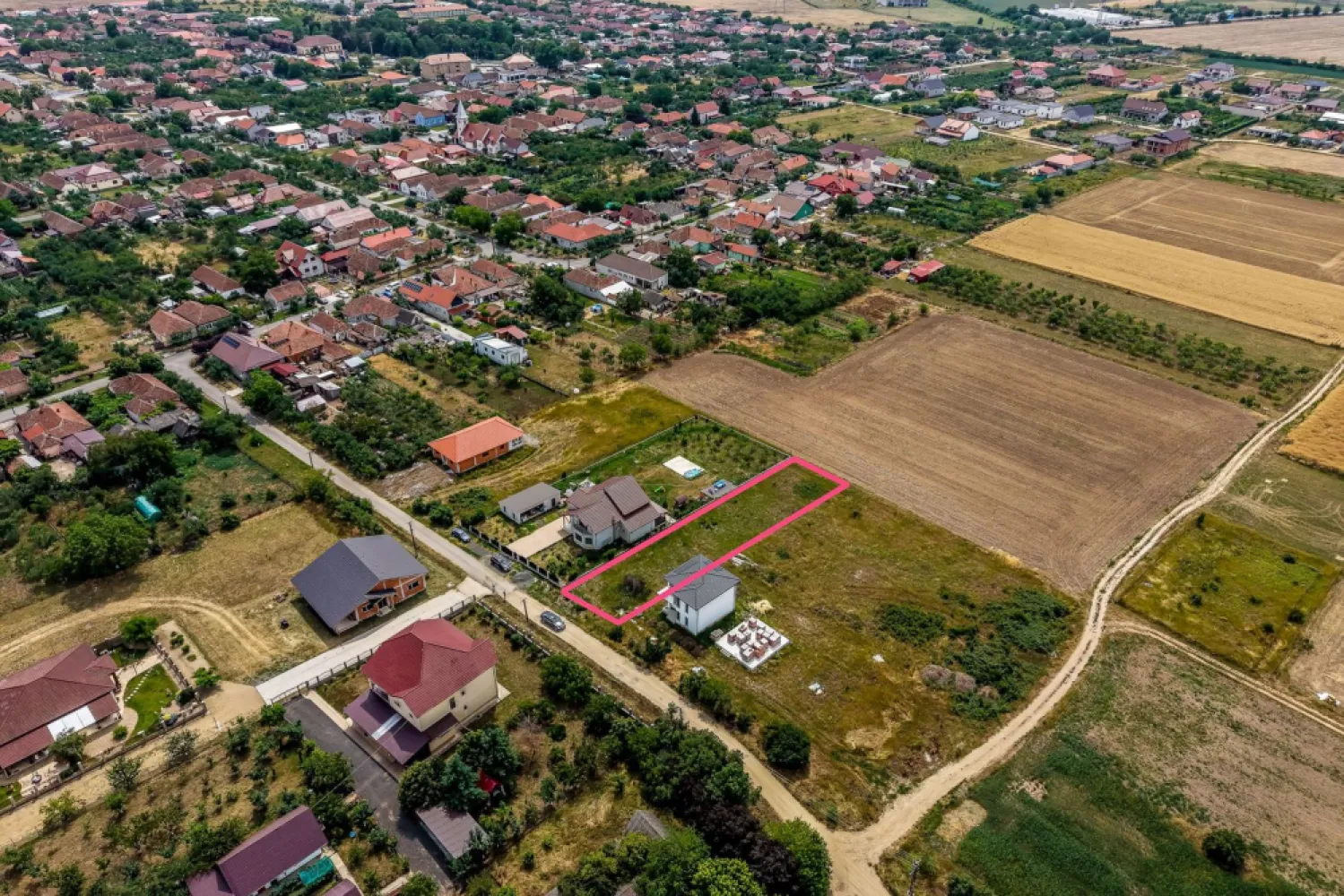 🏡 Cauți locul perfect pentru viitoarea ta casă? - Avem de vânzare un teren intravilan în Fântânele, cu o suprafață de 961 mp, situat într-o zonă extrem de liniștită. Este proprietatea ideală pentru o familie care vrea să scape de aglomerația orașului, dar și o oportunitate excelentă de investiție!

📌 Detalii importante:

Suprafață generoasă: 961 mp

Utilități în apropiere: curent, apă, gaz

Zonă curată și liniștită

💰 Preț: 45.000 €

📲 Pentru detalii și vizionări, contactează-mă cu încredere:

Flavius Novanc – 0770 310 381.