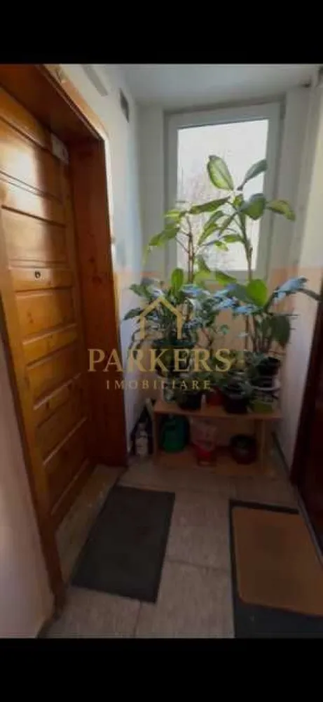 Garsoniera de vanzare in Cartierul Ghiorgheni 22 mp utili - Parkers Imobiliare vă propune spre vânzare, în reprezentare, o garsonieră situată în cartierul Gheorgheni, într-o locație deosebită, apreciată pentru liniște și accesul rapid către multiple puncte de interes.

📐 Detalii proprietate:

Suprafață utilă: 21,15 mp

Etaj: 1 din 4

Bloc reabilitat termic

Casa scării renovată

Foarte călduroasă, cu costuri mici de întreținere

Ocupabilă imediat

🚗 Parcare:

Loc de parcare cu abonament de la primărie, situat chiar în fața imobilului

📍 Localizare & facilități în apropiere:

Școli și instituții: Transylvania College, Liceul Teoretic „Lucian Blaga”, școală generală, grădinițe, creșă

Facultăți: FSEGA

Shopping & relaxare: Iulius Mall Cluj, baza sportivă, magazine

Transport: stații de autobuz și Piața Hermes

✨ Zona este liniștită, dar în același timp foarte bine conectată, ceea ce face proprietatea ideală atât pentru locuință, cât și pentru investiție. O renovare ar putea aduce garsoniera la adevăratul ei potențial.