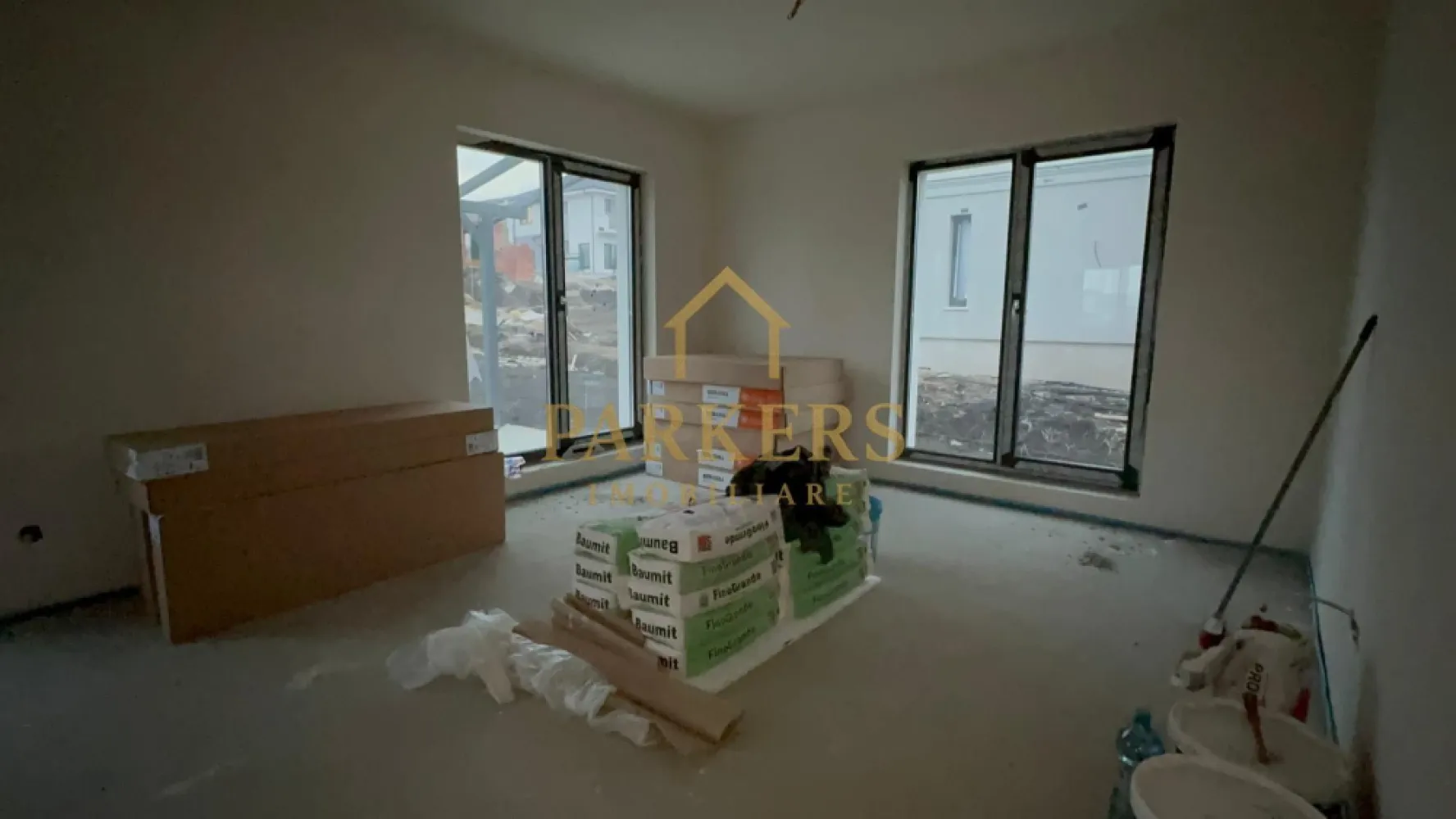 Casa Individuala cu teren de 700 mp de vanzare in Chinteni - Parkers Imobiliare vă propune spre vânzare o casă individuală, construcție nouă, situată într-o zonă liniștită, ideală pentru locuit.

 Suprafață & compartimentare:

Suprafață utilă: 120 mp
Teren: 700 mp
Regim de înălțime: P + E
Compartimentare:
3 dormitoare
living spațios
bucătărie
birou
dressing
3 băi
pod utilizabil, podit

Construcție & dotări:

Izolație exterioară cu polistiren 15 cm
Pod izolat cu lână de lemn
Carte Funciară disponibilă

 Utilități:

apă
gaz
canalizare
curent
fibră optică

 Proprietatea este ideală atât pentru locuință proprie, cât și pentru investiție, oferind curte generoasă și spațiu bine compartimentat.