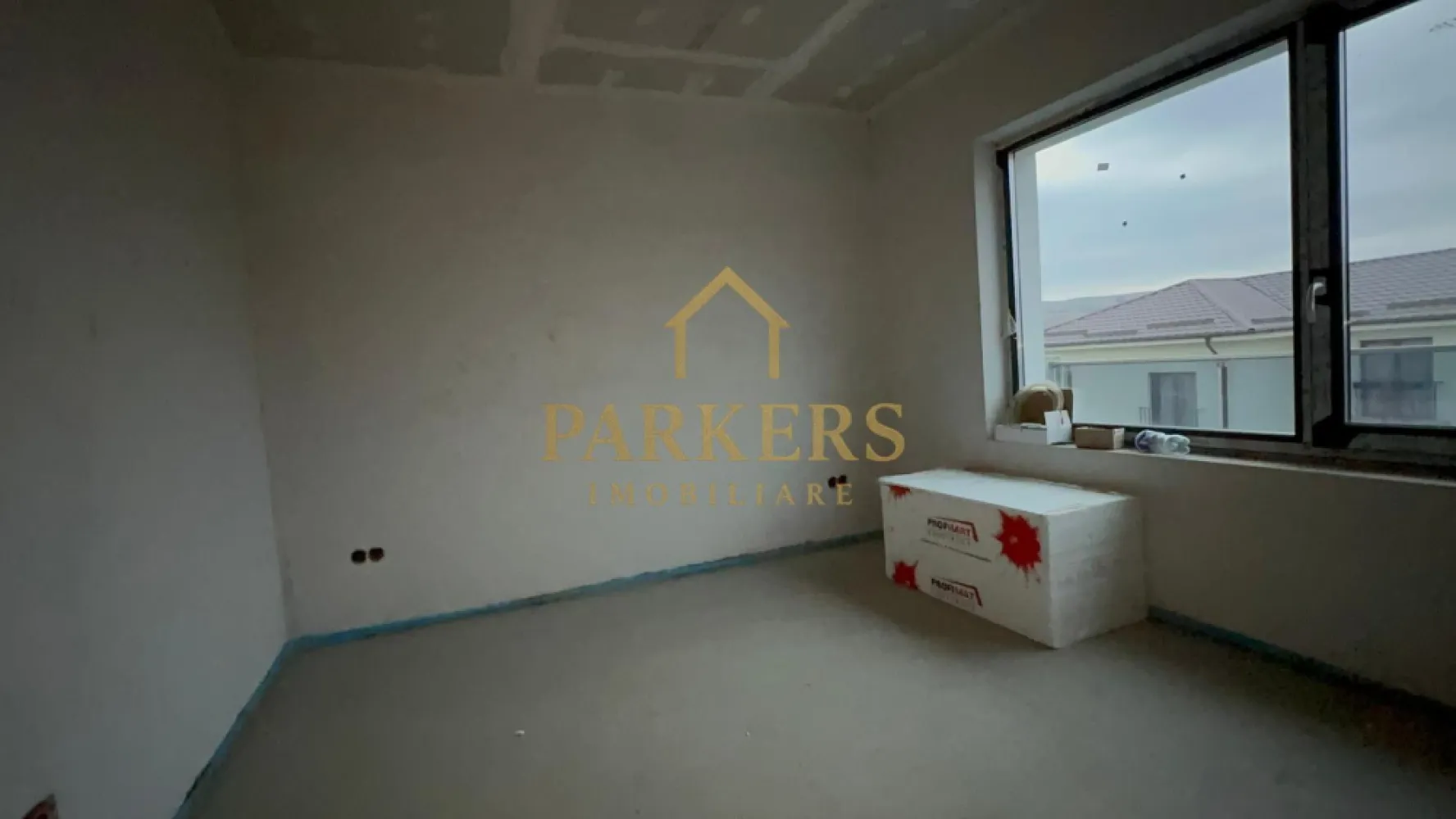 Casa Individuala cu teren de 700 mp de vanzare in Chinteni - Parkers Imobiliare vă propune spre vânzare o casă individuală, construcție nouă, situată într-o zonă liniștită, ideală pentru locuit.

 Suprafață & compartimentare:

Suprafață utilă: 120 mp
Teren: 700 mp
Regim de înălțime: P + E
Compartimentare:
3 dormitoare
living spațios
bucătărie
birou
dressing
3 băi
pod utilizabil, podit

Construcție & dotări:

Izolație exterioară cu polistiren 15 cm
Pod izolat cu lână de lemn
Carte Funciară disponibilă

 Utilități:

apă
gaz
canalizare
curent
fibră optică

 Proprietatea este ideală atât pentru locuință proprie, cât și pentru investiție, oferind curte generoasă și spațiu bine compartimentat.