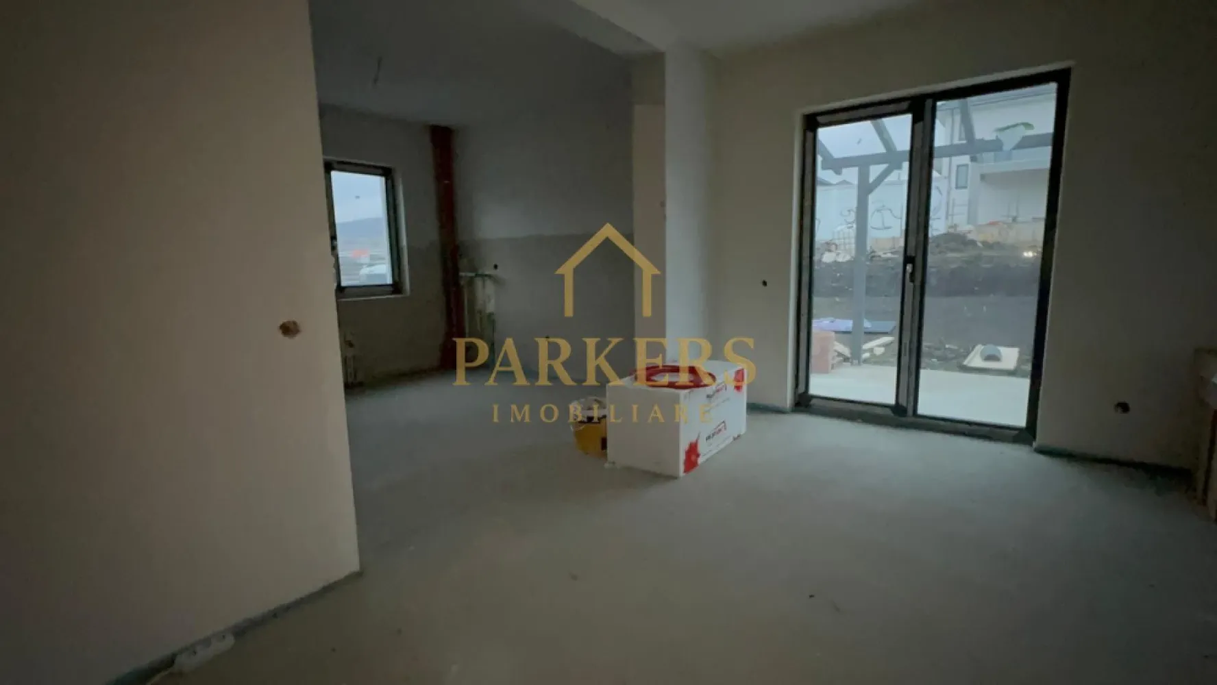 Casa Individuala cu teren de 700 mp de vanzare in Chinteni - Parkers Imobiliare vă propune spre vânzare o casă individuală, construcție nouă, situată într-o zonă liniștită, ideală pentru locuit.

 Suprafață & compartimentare:

Suprafață utilă: 120 mp
Teren: 700 mp
Regim de înălțime: P + E
Compartimentare:
3 dormitoare
living spațios
bucătărie
birou
dressing
3 băi
pod utilizabil, podit

Construcție & dotări:

Izolație exterioară cu polistiren 15 cm
Pod izolat cu lână de lemn
Carte Funciară disponibilă

 Utilități:

apă
gaz
canalizare
curent
fibră optică

 Proprietatea este ideală atât pentru locuință proprie, cât și pentru investiție, oferind curte generoasă și spațiu bine compartimentat.