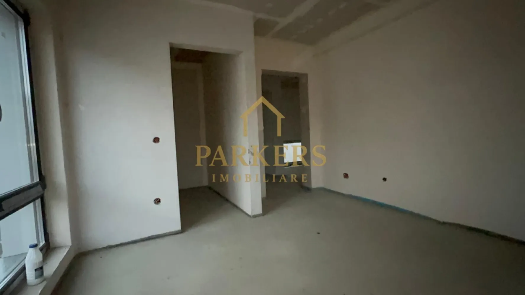 Casa Individuala cu teren de 700 mp de vanzare in Chinteni - Parkers Imobiliare vă propune spre vânzare o casă individuală, construcție nouă, situată într-o zonă liniștită, ideală pentru locuit.

 Suprafață & compartimentare:

Suprafață utilă: 120 mp
Teren: 700 mp
Regim de înălțime: P + E
Compartimentare:
3 dormitoare
living spațios
bucătărie
birou
dressing
3 băi
pod utilizabil, podit

Construcție & dotări:

Izolație exterioară cu polistiren 15 cm
Pod izolat cu lână de lemn
Carte Funciară disponibilă

 Utilități:

apă
gaz
canalizare
curent
fibră optică

 Proprietatea este ideală atât pentru locuință proprie, cât și pentru investiție, oferind curte generoasă și spațiu bine compartimentat.