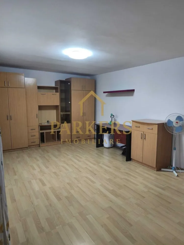 Apartament 42 mp utili de vânzare in Manastur Cluj-Napoca - Parkers Imobiliare vă oferă spre vânzare un apartament cu o cameră, spațios și luminos, situat în cartierul Mănăștur, una dintre cele mai căutate zone ale orașului.
Cu o suprafață utilă de 42 mp, apartamentul se află la etajul 4 din 4 al unui imobil solid, construit în anul 1980.
Locuința este finisată, pregătită pentru mutare imediată și reprezintă o oportunitate excelentă atât pentru locuit, cât și pentru investiție.
Acces facil la transport public, magazine, parcuri și alte facilități urbane.