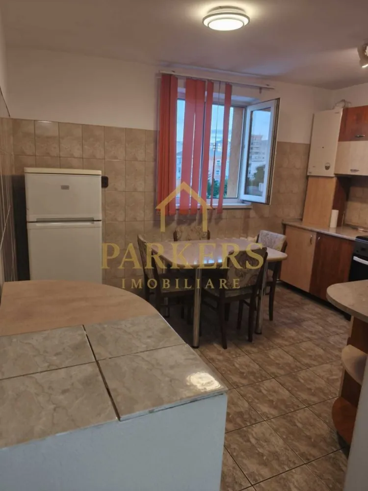 Apartament 42 mp utili de vânzare in Manastur Cluj-Napoca - Parkers Imobiliare vă oferă spre vânzare un apartament cu o cameră, spațios și luminos, situat în cartierul Mănăștur, una dintre cele mai căutate zone ale orașului.
Cu o suprafață utilă de 42 mp, apartamentul se află la etajul 4 din 4 al unui imobil solid, construit în anul 1980.
Locuința este finisată, pregătită pentru mutare imediată și reprezintă o oportunitate excelentă atât pentru locuit, cât și pentru investiție.
Acces facil la transport public, magazine, parcuri și alte facilități urbane.