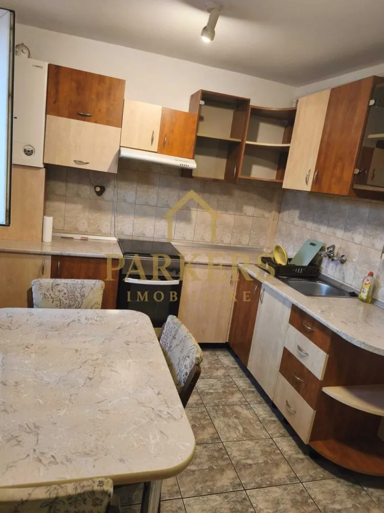 Apartament 42 mp utili de vânzare in Manastur Cluj-Napoca - Parkers Imobiliare vă oferă spre vânzare un apartament cu o cameră, spațios și luminos, situat în cartierul Mănăștur, una dintre cele mai căutate zone ale orașului.
Cu o suprafață utilă de 42 mp, apartamentul se află la etajul 4 din 4 al unui imobil solid, construit în anul 1980.
Locuința este finisată, pregătită pentru mutare imediată și reprezintă o oportunitate excelentă atât pentru locuit, cât și pentru investiție.
Acces facil la transport public, magazine, parcuri și alte facilități urbane.