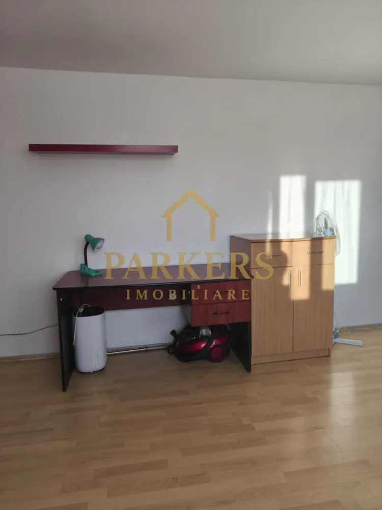 Apartament 42 mp utili de vânzare in Manastur Cluj-Napoca - Parkers Imobiliare vă oferă spre vânzare un apartament cu o cameră, spațios și luminos, situat în cartierul Mănăștur, una dintre cele mai căutate zone ale orașului.
Cu o suprafață utilă de 42 mp, apartamentul se află la etajul 4 din 4 al unui imobil solid, construit în anul 1980.
Locuința este finisată, pregătită pentru mutare imediată și reprezintă o oportunitate excelentă atât pentru locuit, cât și pentru investiție.
Acces facil la transport public, magazine, parcuri și alte facilități urbane.