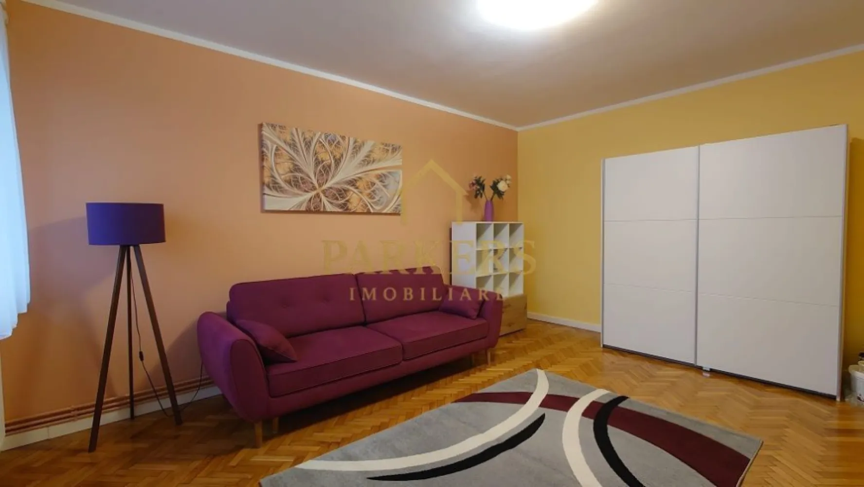 Ap. 2 camere de închiriat, decomandat, 60mp, lângă Platinia Mall - Parkers Imobiliare oferă spre închiriere un apartament cu 2 camere decomandate, spațios și bine compartimentat, situat pe strada Plopilor, la doar 5 minute de mers pe jos de Platinia Mall și în imediata apropiere a Parcului Central și Sălii Polivalente. Apartamentul este ideal pentru un cuplu sau o persoană care își dorește liniște, verdeață și acces rapid către centru.

Detalii principale:
- Suprafață utilă 60 mp
- Etaj 2 din 4
- Living cu ieșire la balcon tip logie
- Dormitor separat
- Bucătărie separată
- Baie cu geam și duș walk-in
- Complet mobilat și utilat
- Centrală termică proprie

Condiții:
- Chirie lunară 500 euro
- Garanție o lună
- Contract pe termen lung (minim 1 an)