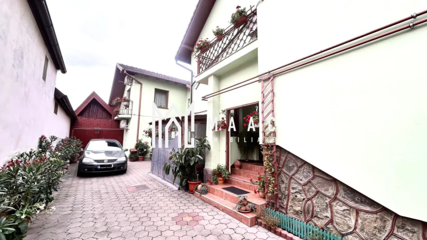 Case duplex | 5 camere | 2 corpuri | Garaj | 185 mp utili | Turnisor - Maac Imobiliare prezintă spre vânzare un imobil de tip duplex, compus din 2 corpuri de casă, ideal pentru o familie care își dorește spațiu, confort și intimitate, sau chiar pentru două familii care doresc să locuiască aproape, dar păstrând independența.

Caracteristici principale:
 • Suprafață utilă: 185 mp
 • Suprafață teren: 382 mp 
 • Amprenta pe teren: 130 mp
 • Suprafața curte liberă : 252mp
 • Compartimentare: 5 camere (inclusiv 2 livinguri), 1 bucătărie, 3 băi, 2 balcoane, 1 terasă
 • Pivniță și multiple spații de depozitare
 • Două centrale termice pentru confort optim
 • Garaj cu acces auto
 • Curte cu locuri de parcare disponibile
 • Grădină în partea din spate a casei

Dotări suplimentare:
 • Instalație de supraveghere (camere)
 • Instalație de aer condiționat 
 • Instalație electrică trifazică 380 V
 • Acoperiș din țiglă 
 • Tâmplărie exterioară termopan, interioară din lemn și termopan

Proprietatea se remarcă prin cele două corpuri de casă, fiind potrivită pentru o familie numeroasă sau pentru două familii care doresc să locuiască împreună, dar cu independență completă.

Localizare:
Zona Turnișor este recunoscută pentru accesibilitatea către centrul Sibiului, farmacii, magazine, bănci, școli și toate punctele de interes. Totuși, casa nu este situată la o stradă principală, ceea ce asigură liniște și intimitate deplină.

Pentru mai multe detalii, precizați telefonic că ați văzut anunțul cu ID: CP2850924.