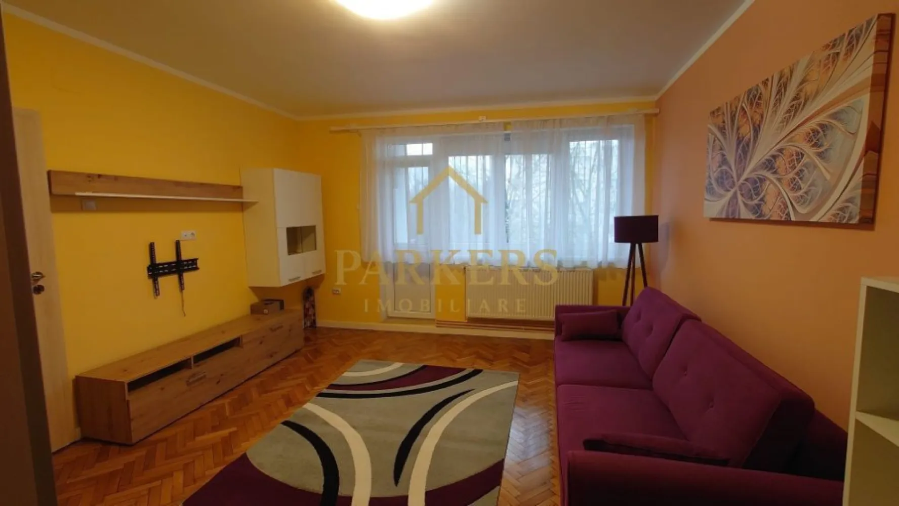 Ap. 2 camere de închiriat, decomandat, 60mp, lângă Platinia Mall - Parkers Imobiliare oferă spre închiriere un apartament cu 2 camere decomandate, spațios și bine compartimentat, situat pe strada Plopilor, la doar 5 minute de mers pe jos de Platinia Mall și în imediata apropiere a Parcului Central și Sălii Polivalente. Apartamentul este ideal pentru un cuplu sau o persoană care își dorește liniște, verdeață și acces rapid către centru.

Detalii principale:
- Suprafață utilă 60 mp
- Etaj 2 din 4
- Living cu ieșire la balcon tip logie
- Dormitor separat
- Bucătărie separată
- Baie cu geam și duș walk-in
- Complet mobilat și utilat
- Centrală termică proprie

Condiții:
- Chirie lunară 500 euro
- Garanție o lună
- Contract pe termen lung (minim 1 an)