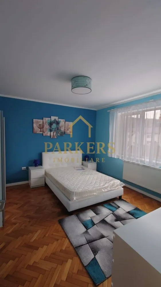 Ap. 2 camere de închiriat, decomandat, 60mp, lângă Platinia Mall - Parkers Imobiliare oferă spre închiriere un apartament cu 2 camere decomandate, spațios și bine compartimentat, situat pe strada Plopilor, la doar 5 minute de mers pe jos de Platinia Mall și în imediata apropiere a Parcului Central și Sălii Polivalente. Apartamentul este ideal pentru un cuplu sau o persoană care își dorește liniște, verdeață și acces rapid către centru.

Detalii principale:
- Suprafață utilă 60 mp
- Etaj 2 din 4
- Living cu ieșire la balcon tip logie
- Dormitor separat
- Bucătărie separată
- Baie cu geam și duș walk-in
- Complet mobilat și utilat
- Centrală termică proprie

Condiții:
- Chirie lunară 500 euro
- Garanție o lună
- Contract pe termen lung (minim 1 an)