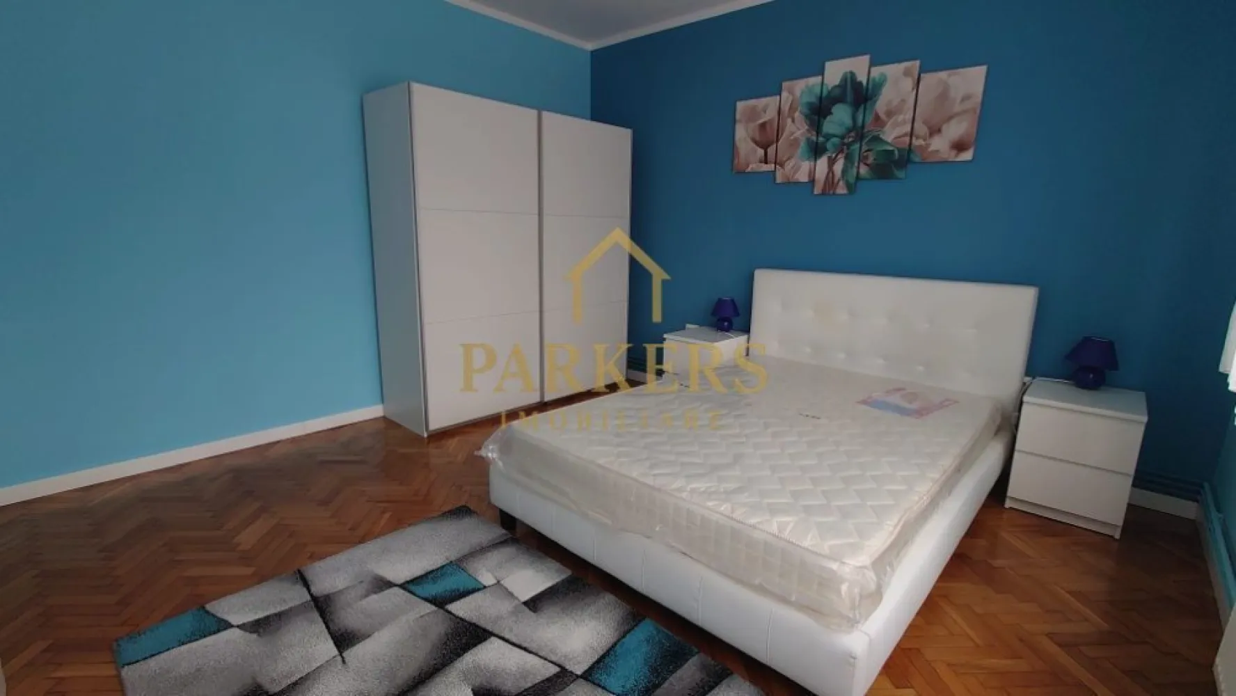 Ap. 2 camere de închiriat, decomandat, 60mp, lângă Platinia Mall - Parkers Imobiliare oferă spre închiriere un apartament cu 2 camere decomandate, spațios și bine compartimentat, situat pe strada Plopilor, la doar 5 minute de mers pe jos de Platinia Mall și în imediata apropiere a Parcului Central și Sălii Polivalente. Apartamentul este ideal pentru un cuplu sau o persoană care își dorește liniște, verdeață și acces rapid către centru.

Detalii principale:
- Suprafață utilă 60 mp
- Etaj 2 din 4
- Living cu ieșire la balcon tip logie
- Dormitor separat
- Bucătărie separată
- Baie cu geam și duș walk-in
- Complet mobilat și utilat
- Centrală termică proprie

Condiții:
- Chirie lunară 500 euro
- Garanție o lună
- Contract pe termen lung (minim 1 an)