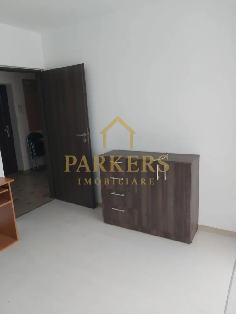 Apartament cu o cameră de închiriat, în Florești, zona eroilor - Parkers Imobiliare oferă spre închiriere apartament cu o cameră situat la etajul 3 într-un imobil P plus 4 etaje având suprafață utilă de 33mp și terasă de 6 mp cu orientare sudică, compartimentat în bucătărie, dormitor, baie și terasă cu acces din dormitor și bucătărie, complet mobilat cu finisaje moderne și mobilier la comandă, amplasat într-o zonă ușor accesibilă, aproape de supermarketuri, piață, stație de autobuz și alte puncte de interes. 
Eficiență energetică clasa B; garanție 400 euro; nu se acceptă animale de companie.