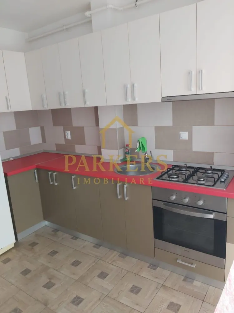 Apartament cu o cameră de închiriat, în Florești, zona eroilor - Parkers Imobiliare oferă spre închiriere apartament cu o cameră situat la etajul 3 într-un imobil P plus 4 etaje având suprafață utilă de 33mp și terasă de 6 mp cu orientare sudică, compartimentat în bucătărie, dormitor, baie și terasă cu acces din dormitor și bucătărie, complet mobilat cu finisaje moderne și mobilier la comandă, amplasat într-o zonă ușor accesibilă, aproape de supermarketuri, piață, stație de autobuz și alte puncte de interes. 
Eficiență energetică clasa B; garanție 400 euro; nu se acceptă animale de companie.