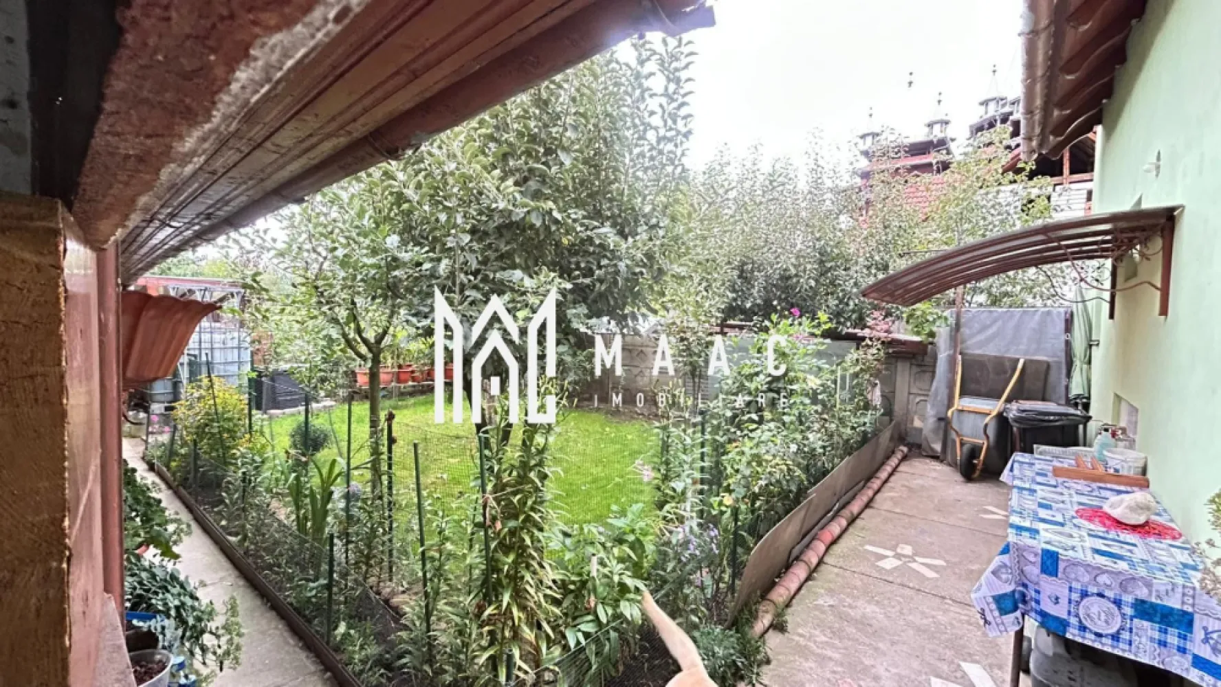 Case duplex | 5 camere | 2 corpuri | Garaj | 185 mp utili | Turnisor - Maac Imobiliare prezintă spre vânzare un imobil de tip duplex, compus din 2 corpuri de casă, ideal pentru o familie care își dorește spațiu, confort și intimitate, sau chiar pentru două familii care doresc să locuiască aproape, dar păstrând independența.

Caracteristici principale:
 • Suprafață utilă: 185 mp
 • Suprafață teren: 382 mp 
 • Amprenta pe teren: 130 mp
 • Suprafața curte liberă : 252mp
 • Compartimentare: 5 camere (inclusiv 2 livinguri), 1 bucătărie, 3 băi, 2 balcoane, 1 terasă
 • Pivniță și multiple spații de depozitare
 • Două centrale termice pentru confort optim
 • Garaj cu acces auto
 • Curte cu locuri de parcare disponibile
 • Grădină în partea din spate a casei

Dotări suplimentare:
 • Instalație de supraveghere (camere)
 • Instalație de aer condiționat 
 • Instalație electrică trifazică 380 V
 • Acoperiș din țiglă 
 • Tâmplărie exterioară termopan, interioară din lemn și termopan

Proprietatea se remarcă prin cele două corpuri de casă, fiind potrivită pentru o familie numeroasă sau pentru două familii care doresc să locuiască împreună, dar cu independență completă.

Localizare:
Zona Turnișor este recunoscută pentru accesibilitatea către centrul Sibiului, farmacii, magazine, bănci, școli și toate punctele de interes. Totuși, casa nu este situată la o stradă principală, ceea ce asigură liniște și intimitate deplină.

Pentru mai multe detalii, precizați telefonic că ați văzut anunțul cu ID: CP2850924.