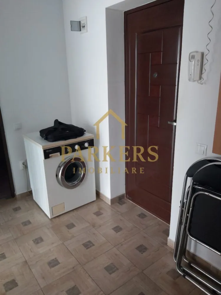 Apartament cu o cameră de închiriat, în Florești, zona eroilor - Parkers Imobiliare oferă spre închiriere apartament cu o cameră situat la etajul 3 într-un imobil P plus 4 etaje având suprafață utilă de 33mp și terasă de 6 mp cu orientare sudică, compartimentat în bucătărie, dormitor, baie și terasă cu acces din dormitor și bucătărie, complet mobilat cu finisaje moderne și mobilier la comandă, amplasat într-o zonă ușor accesibilă, aproape de supermarketuri, piață, stație de autobuz și alte puncte de interes. 
Eficiență energetică clasa B; garanție 400 euro; nu se acceptă animale de companie.