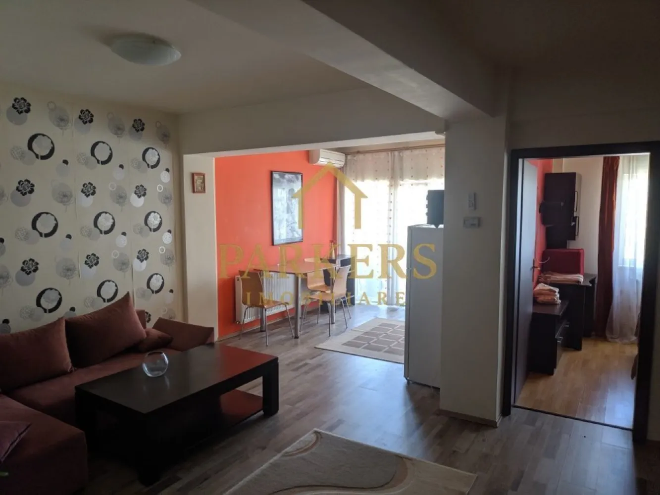 Apartament 2 camere de închiriat zona Bună Ziua (OMV) cu parcare - Parkers Imobiliare oferă spre închiriere apartament cu 2 camere complet mobilat și utilat situat în zona OMV, pe Calea Turzii, cartier Bună Ziua, amplasat la etaj intermediar într-un imobil cu lift, dotat cu centrală termică proprie, aer condiționat, balcon, electrocasnice, loc de parcare inclus în preț. 

Nu se acceptă animale de companie și fumatul este interzis în interior.