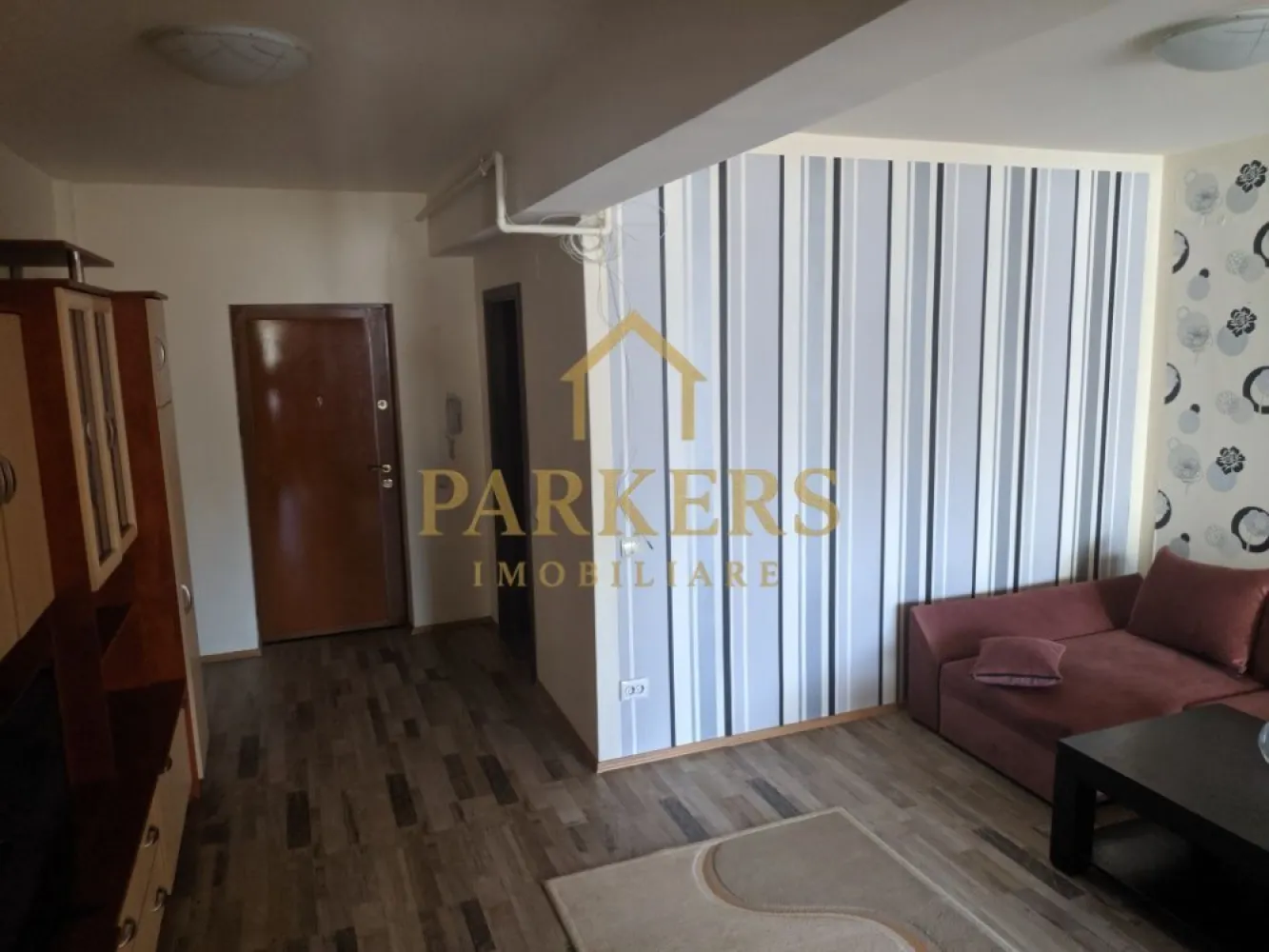 Apartament 2 camere de închiriat zona Bună Ziua (OMV) cu parcare - Parkers Imobiliare oferă spre închiriere apartament cu 2 camere complet mobilat și utilat situat în zona OMV, pe Calea Turzii, cartier Bună Ziua, amplasat la etaj intermediar într-un imobil cu lift, dotat cu centrală termică proprie, aer condiționat, balcon, electrocasnice, loc de parcare inclus în preț. 

Nu se acceptă animale de companie și fumatul este interzis în interior.