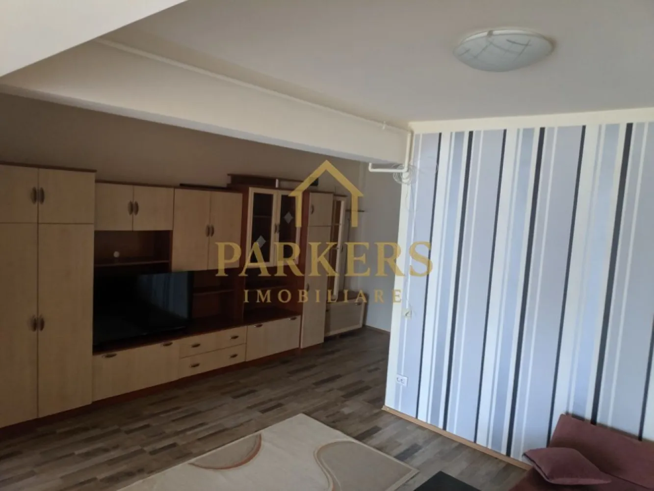 Apartament 2 camere de închiriat zona Bună Ziua (OMV) cu parcare - Parkers Imobiliare oferă spre închiriere apartament cu 2 camere complet mobilat și utilat situat în zona OMV, pe Calea Turzii, cartier Bună Ziua, amplasat la etaj intermediar într-un imobil cu lift, dotat cu centrală termică proprie, aer condiționat, balcon, electrocasnice, loc de parcare inclus în preț. 

Nu se acceptă animale de companie și fumatul este interzis în interior.