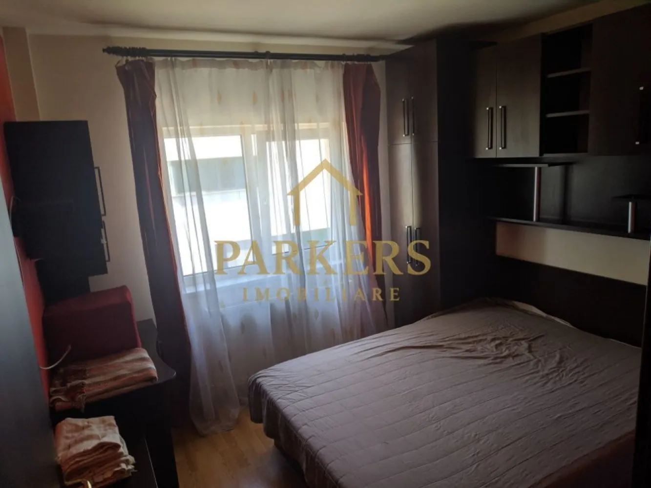 Apartament 2 camere de închiriat zona Bună Ziua (OMV) cu parcare - Parkers Imobiliare oferă spre închiriere apartament cu 2 camere complet mobilat și utilat situat în zona OMV, pe Calea Turzii, cartier Bună Ziua, amplasat la etaj intermediar într-un imobil cu lift, dotat cu centrală termică proprie, aer condiționat, balcon, electrocasnice, loc de parcare inclus în preț. 

Nu se acceptă animale de companie și fumatul este interzis în interior.