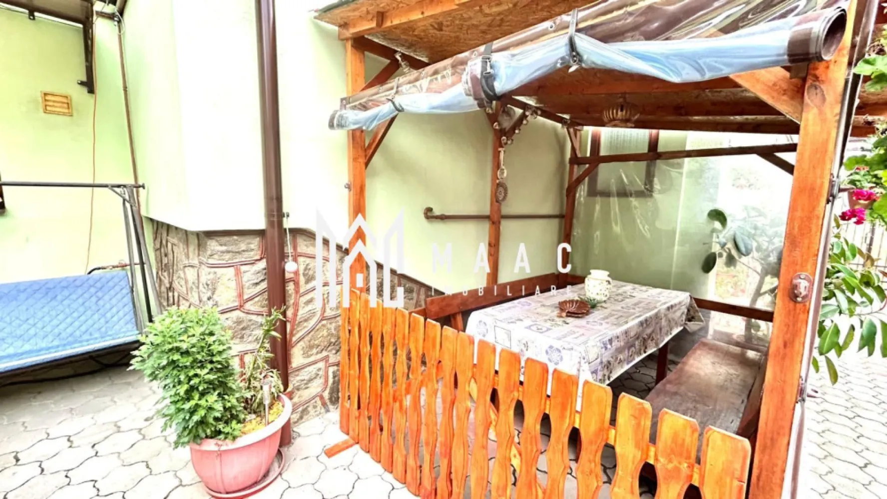 Case duplex | 5 camere | 2 corpuri | Garaj | 185 mp utili | Turnisor - Maac Imobiliare prezintă spre vânzare un imobil de tip duplex, compus din 2 corpuri de casă, ideal pentru o familie care își dorește spațiu, confort și intimitate, sau chiar pentru două familii care doresc să locuiască aproape, dar păstrând independența.

Caracteristici principale:
 • Suprafață utilă: 185 mp
 • Suprafață teren: 382 mp 
 • Amprenta pe teren: 130 mp
 • Suprafața curte liberă : 252mp
 • Compartimentare: 5 camere (inclusiv 2 livinguri), 1 bucătărie, 3 băi, 2 balcoane, 1 terasă
 • Pivniță și multiple spații de depozitare
 • Două centrale termice pentru confort optim
 • Garaj cu acces auto
 • Curte cu locuri de parcare disponibile
 • Grădină în partea din spate a casei

Dotări suplimentare:
 • Instalație de supraveghere (camere)
 • Instalație de aer condiționat 
 • Instalație electrică trifazică 380 V
 • Acoperiș din țiglă 
 • Tâmplărie exterioară termopan, interioară din lemn și termopan

Proprietatea se remarcă prin cele două corpuri de casă, fiind potrivită pentru o familie numeroasă sau pentru două familii care doresc să locuiască împreună, dar cu independență completă.

Localizare:
Zona Turnișor este recunoscută pentru accesibilitatea către centrul Sibiului, farmacii, magazine, bănci, școli și toate punctele de interes. Totuși, casa nu este situată la o stradă principală, ceea ce asigură liniște și intimitate deplină.

Pentru mai multe detalii, precizați telefonic că ați văzut anunțul cu ID: CP2850924.