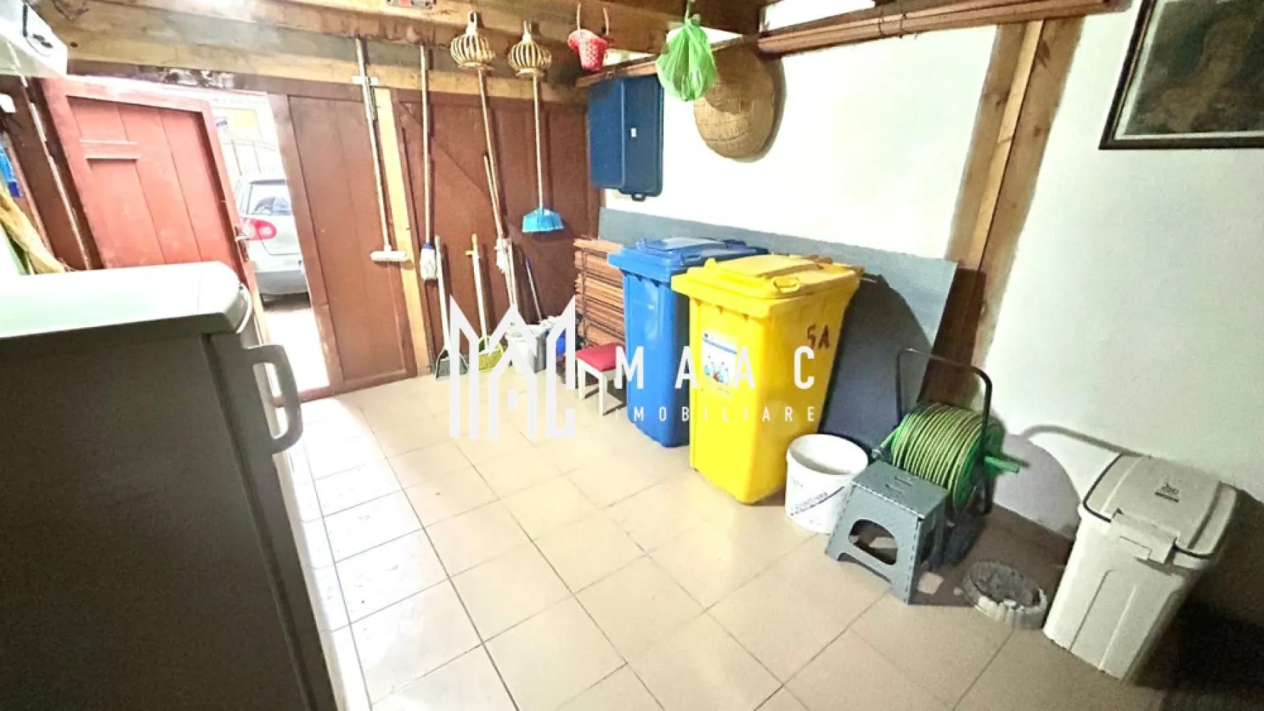 Case duplex | 5 camere | 2 corpuri | Garaj | 185 mp utili | Turnisor - Maac Imobiliare prezintă spre vânzare un imobil de tip duplex, compus din 2 corpuri de casă, ideal pentru o familie care își dorește spațiu, confort și intimitate, sau chiar pentru două familii care doresc să locuiască aproape, dar păstrând independența.

Caracteristici principale:
 • Suprafață utilă: 185 mp
 • Suprafață teren: 382 mp 
 • Amprenta pe teren: 130 mp
 • Suprafața curte liberă : 252mp
 • Compartimentare: 5 camere (inclusiv 2 livinguri), 1 bucătărie, 3 băi, 2 balcoane, 1 terasă
 • Pivniță și multiple spații de depozitare
 • Două centrale termice pentru confort optim
 • Garaj cu acces auto
 • Curte cu locuri de parcare disponibile
 • Grădină în partea din spate a casei

Dotări suplimentare:
 • Instalație de supraveghere (camere)
 • Instalație de aer condiționat 
 • Instalație electrică trifazică 380 V
 • Acoperiș din țiglă 
 • Tâmplărie exterioară termopan, interioară din lemn și termopan

Proprietatea se remarcă prin cele două corpuri de casă, fiind potrivită pentru o familie numeroasă sau pentru două familii care doresc să locuiască împreună, dar cu independență completă.

Localizare:
Zona Turnișor este recunoscută pentru accesibilitatea către centrul Sibiului, farmacii, magazine, bănci, școli și toate punctele de interes. Totuși, casa nu este situată la o stradă principală, ceea ce asigură liniște și intimitate deplină.

Pentru mai multe detalii, precizați telefonic că ați văzut anunțul cu ID: CP2850924.