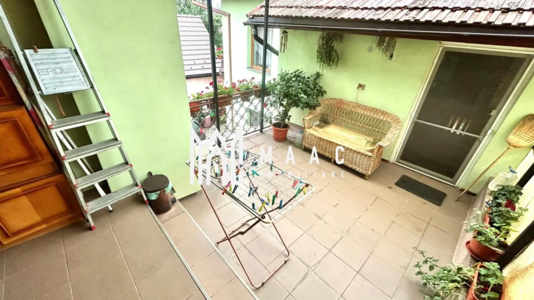 Case duplex | 5 camere | 2 corpuri | Garaj | 185 mp utili | Turnisor - Maac Imobiliare prezintă spre vânzare un imobil de tip duplex, compus din 2 corpuri de casă, ideal pentru o familie care își dorește spațiu, confort și intimitate, sau chiar pentru două familii care doresc să locuiască aproape, dar păstrând independența.

Caracteristici principale:
 • Suprafață utilă: 185 mp
 • Suprafață teren: 382 mp 
 • Amprenta pe teren: 130 mp
 • Suprafața curte liberă : 252mp
 • Compartimentare: 5 camere (inclusiv 2 livinguri), 1 bucătărie, 3 băi, 2 balcoane, 1 terasă
 • Pivniță și multiple spații de depozitare
 • Două centrale termice pentru confort optim
 • Garaj cu acces auto
 • Curte cu locuri de parcare disponibile
 • Grădină în partea din spate a casei

Dotări suplimentare:
 • Instalație de supraveghere (camere)
 • Instalație de aer condiționat 
 • Instalație electrică trifazică 380 V
 • Acoperiș din țiglă 
 • Tâmplărie exterioară termopan, interioară din lemn și termopan

Proprietatea se remarcă prin cele două corpuri de casă, fiind potrivită pentru o familie numeroasă sau pentru două familii care doresc să locuiască împreună, dar cu independență completă.

Localizare:
Zona Turnișor este recunoscută pentru accesibilitatea către centrul Sibiului, farmacii, magazine, bănci, școli și toate punctele de interes. Totuși, casa nu este situată la o stradă principală, ceea ce asigură liniște și intimitate deplină.

Pentru mai multe detalii, precizați telefonic că ați văzut anunțul cu ID: CP2850924.
