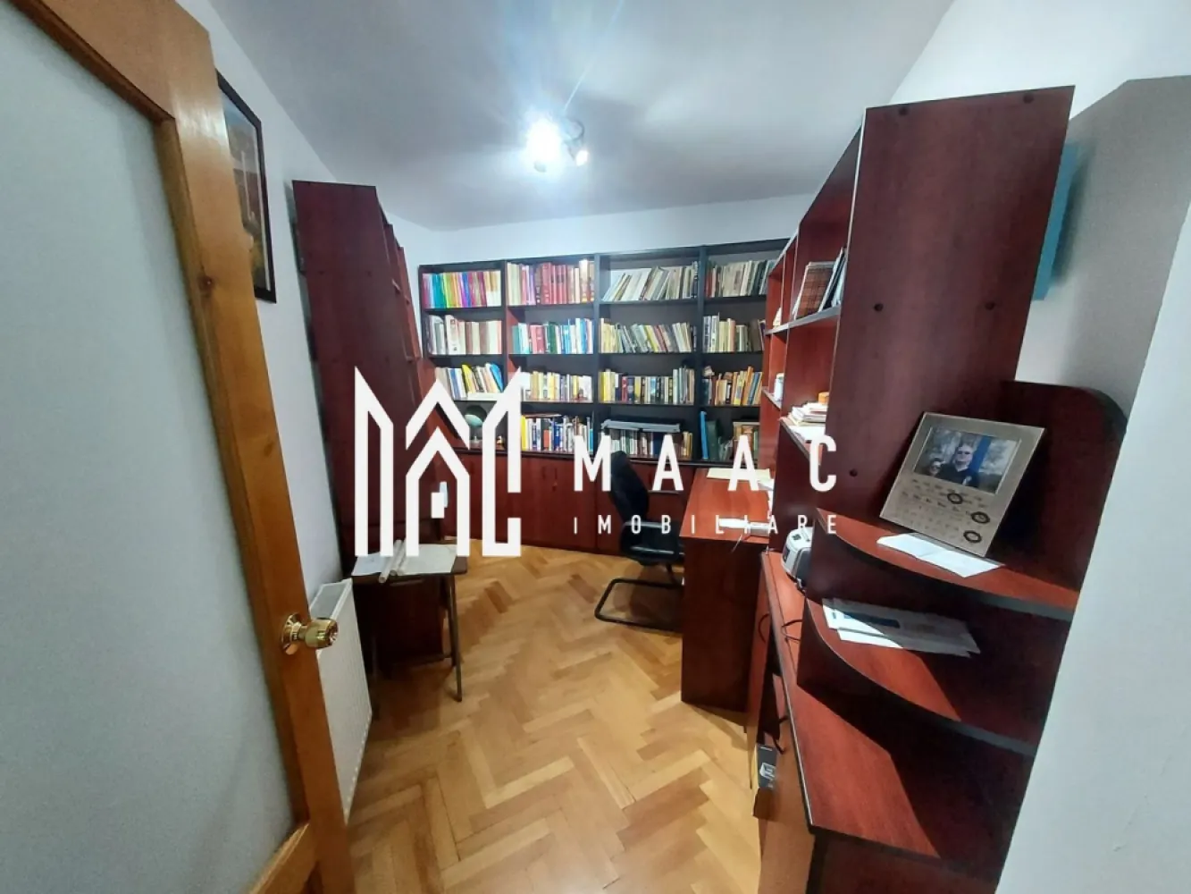 Apartament 5 Camere | 2 Nivele | Hipodrom 3 - MAAC Imobiliare va ofera spre vanzare un apartament spațios și versatil, situat la etajul 4 al unui imobil bine întreținut, izolat termic cu BCA, care oferă tot ce aveți nevoie pentru un trai modern și confortabil.

Caracteristici principale:
Suprafață utilă: 150 mp, distribuită pe 2 nivele, oferind un design practic și funcțional.
Compartimentare:
5 camere generoase, luminoase și bine compartimentate
2 băi complet echipate pentru confortul familiei
Balcon cu acces facil, ideal pentru relaxare sau pentru a savura cafeaua dimineața.
Anexe:
Pivniță spațioasă de 10 mp, perfectă pentru depozitarea articolelor suplimentare.
Dotări și avantaje:
Mobilat și utilat complet: Apartamentul este pregătit să vă întâmpine fără investiții suplimentare ( cu exceptia a cateva corpuri de mobilier ).
Confort termic: Imobilul este izolat termic cu BCA, oferind eficiență energetică și un ambient plăcut pe tot parcursul anului.
Beneficii suplimentare:
Compartimentare pe două nivele: Crează un spațiu aerisit și intim, potrivit pentru familii numeroase sau pentru cei care doresc un stil de viață confortabil.
Locație excelentă: Situat într-o zonă accesibilă, cu toate facilitățile urbane la îndemână.
Acest apartament este o alegere ideală pentru familiile care caută un spațiu generos, confortabil și modern sau pentru cei care doresc să investească într-o proprietate spațioasă și versatilă.

Contactați-ne astăzi pentru mai multe informații sau pentru a programa o vizionare specificand ID:CP2262495
 Aceasta poate fi locuința pe care ați visat-o!