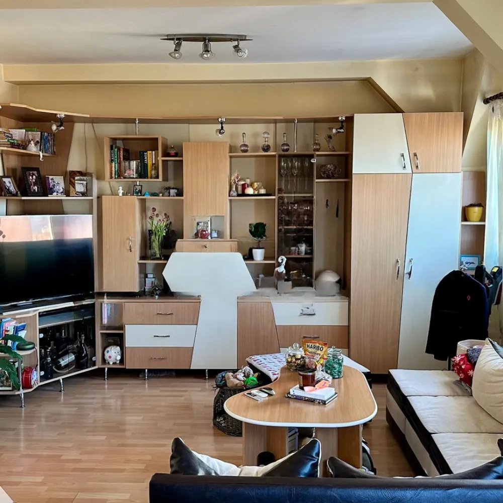 Mansardă modernă de vânzare – 3 camere, 60 mp, gata de mutat! - Descoperă confortul unei locuințe luminoase și bine compartimentate&nbsp;Situată într-o zonă liniștită, perfectă pentru o familie tânără sau un cuplu activ.&nbsp;Detalii proprietate:Suprafață utilă: 60 mpCompartimentare: living cu bucătărie open-space, 2 dormitoare, 1 baie, 1 balcon de 2,5 mpComplet mobilată și utilată cu electrocasnice moderneFinisaje de calitate: gresie, faianță, parchet, tâmplărie PVC cu geam termopanIzolație termică și fonică – confort garantat tot timpul anuluiImobil gata de mutat, fără investiții suplimentare&nbsp;Preț: 77.500 € (negociabil)