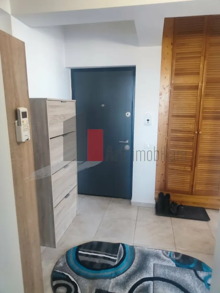 Apartament modern cu 2 camere Bloc 2020 | Parcare inclusă –Dobroesti - Vă propunem spre vânzare un apartament cu 2 camere, primitor și bine compartimentat, situat la etajul 2 al unui imobil construit în anul 2020. Proprietatea reprezintă o oportunitate excelentă atât pentru locuit, cât și pentru investiție, fiind deja închiriată.
 Detalii și Suprafețe 
Suprafață utilă: 51,48 mp
Suprafață construită: 60 mp
Compartimentare: Living, dormitor, bucătărie, baie și un balcon închis de 8 mp.
 Dotări și Confort
Stare: Se vinde complet mobilat și utilat (gata pentru mutare sau continuare închiriere).
Sistem de încălzire: Centrală proprie și calorifere (costuri optimizate de întreținere).
Utilități: Racordat complet la toate rețelele edilitare.
 Bonus: 1 loc de parcare inclus în prețul afișat.
 Preț și Condiții de Achiziție
Preț de vânzare: 95.000 EUR (Negociabil)

Modalitate de plată specifică: Se solicită un avans de 20.000 EUR (necesar pentru închiderea contractului cu dezvoltatorul), urmând ca diferența de sumă să fie achitată la semnarea actelor finale.
Oportunitate pentru Investitori
Apartamentul este în prezent închiriat. Pentru cei interesați de o investiție pe termen lung cu randament imediat, contractul de închiriere poate fi preluat cu ușurință, împreună cu actualul chiriaș.