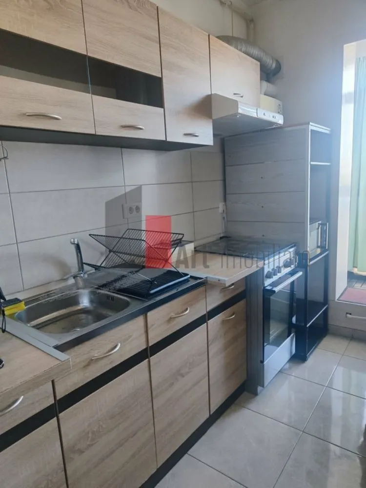 Apartament modern cu 2 camere Bloc 2020 | Parcare inclusă –Dobroesti - Vă propunem spre vânzare un apartament cu 2 camere, primitor și bine compartimentat, situat la etajul 2 al unui imobil construit în anul 2020. Proprietatea reprezintă o oportunitate excelentă atât pentru locuit, cât și pentru investiție, fiind deja închiriată.
 Detalii și Suprafețe 
Suprafață utilă: 51,48 mp
Suprafață construită: 60 mp
Compartimentare: Living, dormitor, bucătărie, baie și un balcon închis de 8 mp.
 Dotări și Confort
Stare: Se vinde complet mobilat și utilat (gata pentru mutare sau continuare închiriere).
Sistem de încălzire: Centrală proprie și calorifere (costuri optimizate de întreținere).
Utilități: Racordat complet la toate rețelele edilitare.
 Bonus: 1 loc de parcare inclus în prețul afișat.
 Preț și Condiții de Achiziție
Preț de vânzare: 95.000 EUR (Negociabil)

Modalitate de plată specifică: Se solicită un avans de 20.000 EUR (necesar pentru închiderea contractului cu dezvoltatorul), urmând ca diferența de sumă să fie achitată la semnarea actelor finale.
Oportunitate pentru Investitori
Apartamentul este în prezent închiriat. Pentru cei interesați de o investiție pe termen lung cu randament imediat, contractul de închiriere poate fi preluat cu ușurință, împreună cu actualul chiriaș.