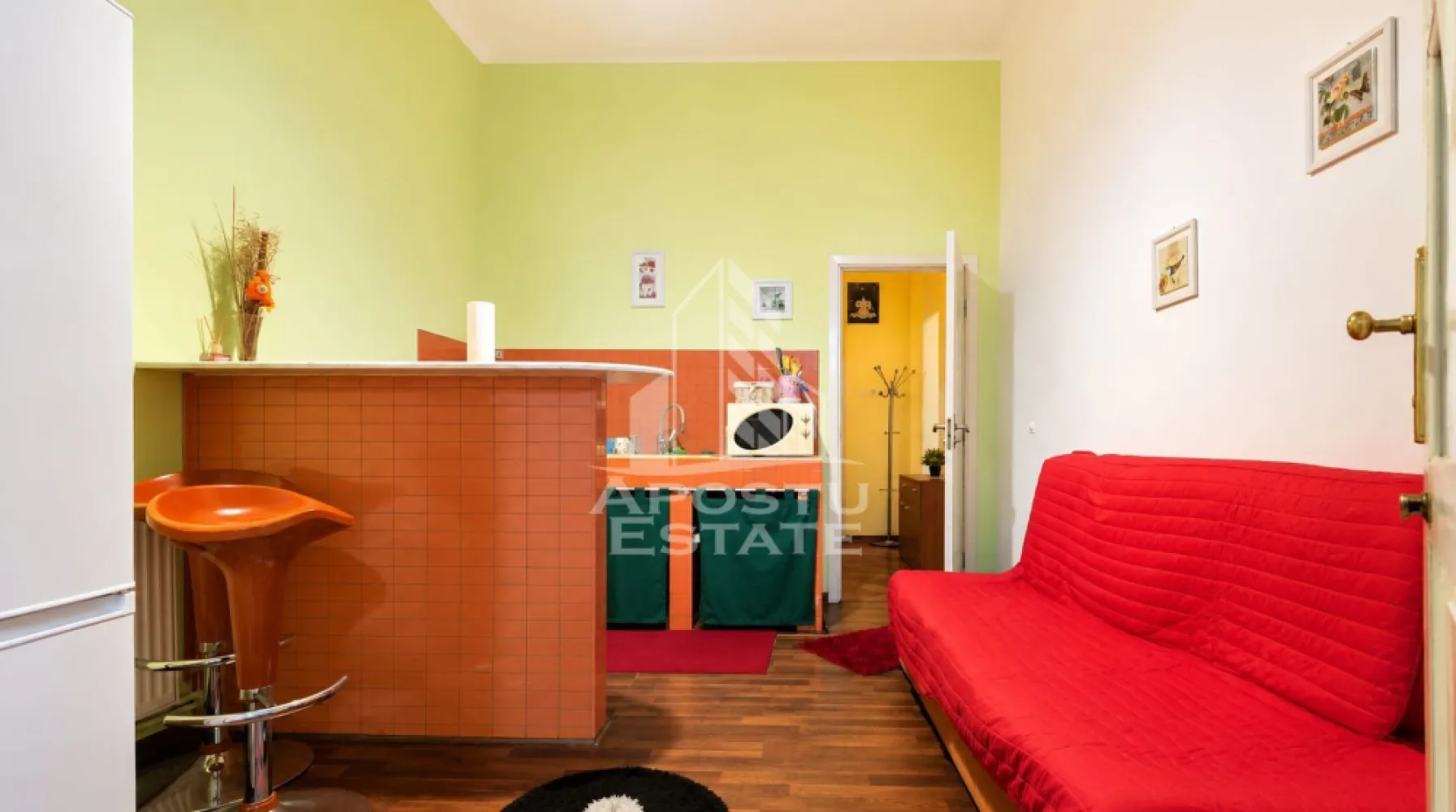 Apartament 1 camera Palatul Victoria Ultracentral Comision ZERO % - Comision 0% pentru cumparator!

Va propunem spre vanzare un apartament cu 1 camera, situat in Palatul Victoria, pe Bulevardul Republicii, una dintre cele mai apreciate zone ultracentrale din Timisoara.

Apartamentul are 40 mp utili, este amplasat la etajul 1, intr-un imobil prevazut cu lift, si se vinde complet mobilat si utilat, exact ca in fotografii.

Dotari si beneficii:

40 mp utili
Etaj 1
Lift
Centrala proprie
Se vinde complet mobilat si utilat
Interfon
Curte interioara cu acces auto si posibilitate de parcare in limita locurilor disponibile
Ideal pentru locuire, investitie sau Airbnb
Liber de sarcini
Disponibil imediat
Se accepta achizitie prin credit prin biroul nostru de creditare 

Apartamentul a fost exploatat cu succes in regim Airbnb si reprezinta o alegere excelenta atat pentru investitie, cat si pentru locuinta proprie sau pentru un student care isi doreste sa locuiasca in centrul orasului.

Imobilul se afla in zona protejata a centrului istoric, insa apartamentul nu este supus dreptului de preemptiune, ceea ce permite desfasurarea tranzactiei fara aceasta procedura.

Certificat energetic: Clasa C.

Pentru detalii suplimentare sau programarea unei vizionari, va stam cu drag la dispozitie.

Oferta ID CP3198826