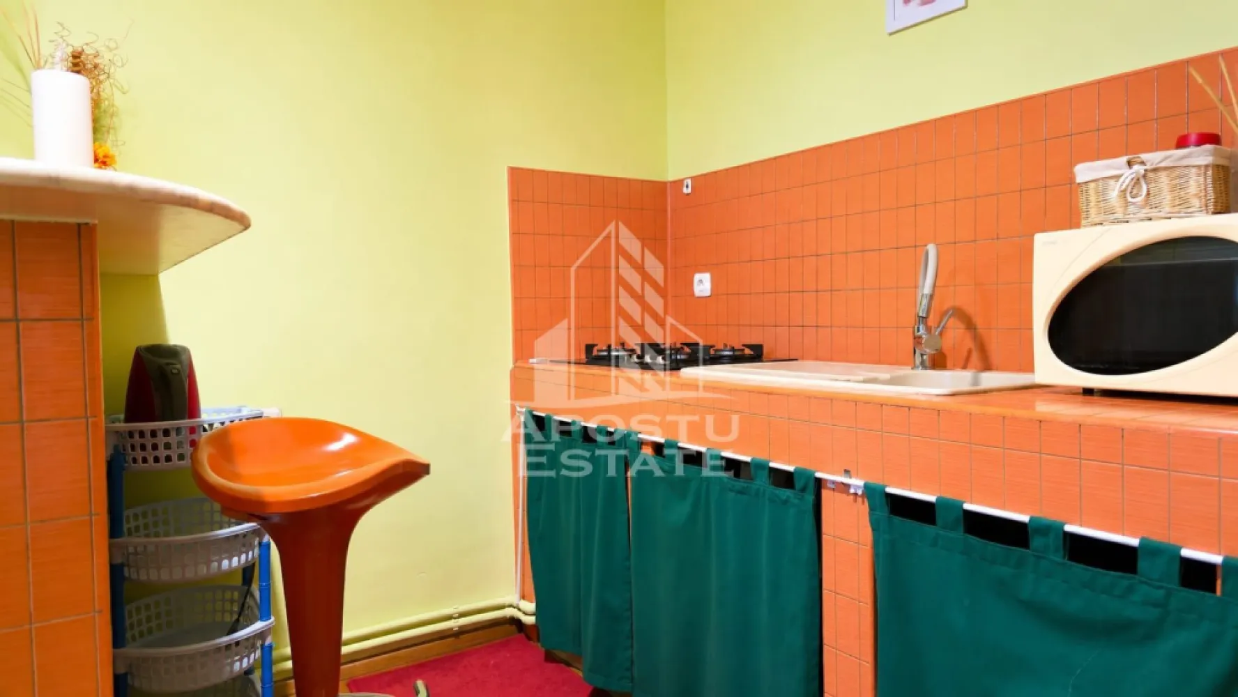 Apartament 1 camera Palatul Victoria Ultracentral Comision ZERO % - Comision 0% pentru cumparator!

Va propunem spre vanzare un apartament cu 1 camera, situat in Palatul Victoria, pe Bulevardul Republicii, una dintre cele mai apreciate zone ultracentrale din Timisoara.

Apartamentul are 40 mp utili, este amplasat la etajul 1, intr-un imobil prevazut cu lift, si se vinde complet mobilat si utilat, exact ca in fotografii.

Dotari si beneficii:

40 mp utili
Etaj 1
Lift
Centrala proprie
Se vinde complet mobilat si utilat
Interfon
Curte interioara cu acces auto si posibilitate de parcare in limita locurilor disponibile
Ideal pentru locuire, investitie sau Airbnb
Liber de sarcini
Disponibil imediat
Se accepta achizitie prin credit prin biroul nostru de creditare 

Apartamentul a fost exploatat cu succes in regim Airbnb si reprezinta o alegere excelenta atat pentru investitie, cat si pentru locuinta proprie sau pentru un student care isi doreste sa locuiasca in centrul orasului.

Imobilul se afla in zona protejata a centrului istoric, insa apartamentul nu este supus dreptului de preemptiune, ceea ce permite desfasurarea tranzactiei fara aceasta procedura.

Certificat energetic: Clasa C.

Pentru detalii suplimentare sau programarea unei vizionari, va stam cu drag la dispozitie.

Oferta ID CP3198826
