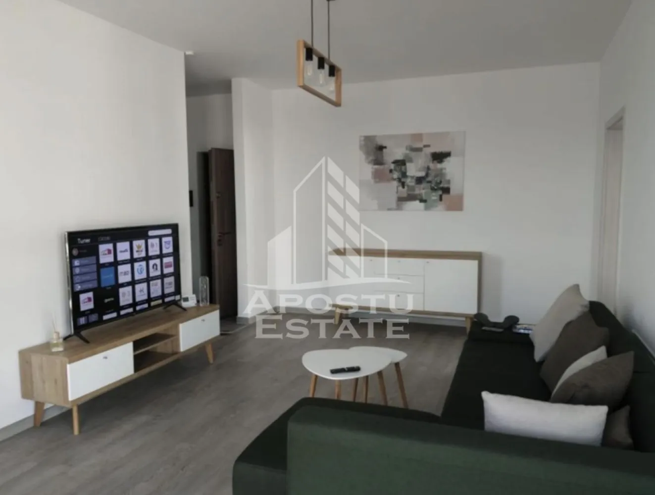 Apartament cu 2 camere de inchiriat, Dumbravita, Timisoara - Agentia imobiliara APOSTU ESTATE va propune spre inchiriere un apartament cu 2 camere spatios si luminos, situat in Dumbravita, o zona linistita si bine pozitionata, potrivit pentru cupluri, familii sau studenti care isi doresc o locuinta unde sa se simta confortabil si cu acces facil catre scoli, facultati, statii de autobuz si magazine.

Suprafata utila: 56 mp
Compartimentare eficienta:
- Hol de acces
- Bucatarie deschisa, complet mobilata si utilata, cu loc de luat masa
- Baie prevazuta cu cada si ventilatie artificiala
- Dormitor cu pat matrimonial
- Debara
- Terasa generoasa

Confort si facilitati:
- Centrala proprie cu incalzire in pardoseala
- Loc de parcare inclus in pret
- Pet friendly
- Rulouri geamuri
- Aer conditionat
- Apartamentul este complet mobilat si utilat de catre proprietar

Localizare: zona Dumbravita, in apropiere de Facultatea de Agronomie, Mega Image, Auchan, restaurante si mijloace de transport in comun

Ideal pentru:
- Cupluri
- Familii
- Studenti

Pret chirie: 500€
Programeaza o vizionare pentru a-ti putea imagina viitorul aici!
ID intern: CP3199652