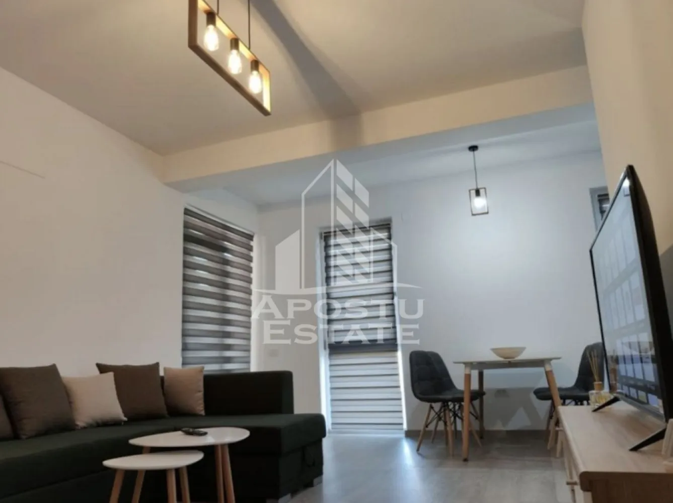 Apartament cu 2 camere de inchiriat, Dumbravita, Timisoara - Agentia imobiliara APOSTU ESTATE va propune spre inchiriere un apartament cu 2 camere spatios si luminos, situat in Dumbravita, o zona linistita si bine pozitionata, potrivit pentru cupluri, familii sau studenti care isi doresc o locuinta unde sa se simta confortabil si cu acces facil catre scoli, facultati, statii de autobuz si magazine.

Suprafata utila: 56 mp
Compartimentare eficienta:
- Hol de acces
- Bucatarie deschisa, complet mobilata si utilata, cu loc de luat masa
- Baie prevazuta cu cada si ventilatie artificiala
- Dormitor cu pat matrimonial
- Debara
- Terasa generoasa

Confort si facilitati:
- Centrala proprie cu incalzire in pardoseala
- Loc de parcare inclus in pret
- Pet friendly
- Rulouri geamuri
- Aer conditionat
- Apartamentul este complet mobilat si utilat de catre proprietar

Localizare: zona Dumbravita, in apropiere de Facultatea de Agronomie, Mega Image, Auchan, restaurante si mijloace de transport in comun

Ideal pentru:
- Cupluri
- Familii
- Studenti

Pret chirie: 500€
Programeaza o vizionare pentru a-ti putea imagina viitorul aici!
ID intern: CP3199652