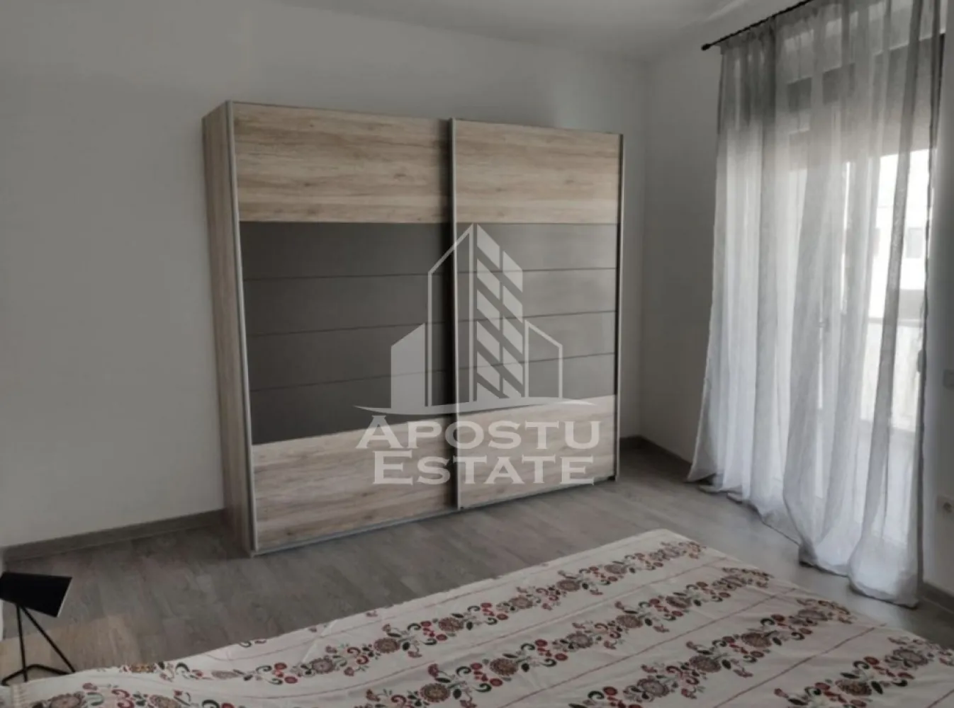 Apartament cu 2 camere de inchiriat, Dumbravita, Timisoara - Agentia imobiliara APOSTU ESTATE va propune spre inchiriere un apartament cu 2 camere spatios si luminos, situat in Dumbravita, o zona linistita si bine pozitionata, potrivit pentru cupluri, familii sau studenti care isi doresc o locuinta unde sa se simta confortabil si cu acces facil catre scoli, facultati, statii de autobuz si magazine.

Suprafata utila: 56 mp
Compartimentare eficienta:
- Hol de acces
- Bucatarie deschisa, complet mobilata si utilata, cu loc de luat masa
- Baie prevazuta cu cada si ventilatie artificiala
- Dormitor cu pat matrimonial
- Debara
- Terasa generoasa

Confort si facilitati:
- Centrala proprie cu incalzire in pardoseala
- Loc de parcare inclus in pret
- Pet friendly
- Rulouri geamuri
- Aer conditionat
- Apartamentul este complet mobilat si utilat de catre proprietar

Localizare: zona Dumbravita, in apropiere de Facultatea de Agronomie, Mega Image, Auchan, restaurante si mijloace de transport in comun

Ideal pentru:
- Cupluri
- Familii
- Studenti

Pret chirie: 500€
Programeaza o vizionare pentru a-ti putea imagina viitorul aici!
ID intern: CP3199652