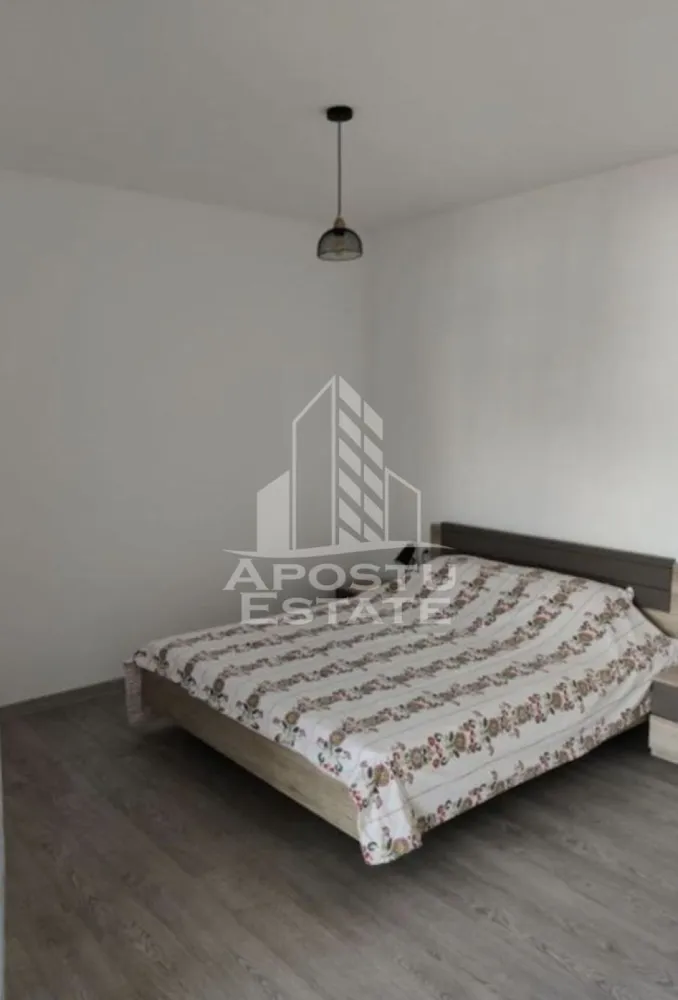 Apartament cu 2 camere de inchiriat, Dumbravita, Timisoara - Agentia imobiliara APOSTU ESTATE va propune spre inchiriere un apartament cu 2 camere spatios si luminos, situat in Dumbravita, o zona linistita si bine pozitionata, potrivit pentru cupluri, familii sau studenti care isi doresc o locuinta unde sa se simta confortabil si cu acces facil catre scoli, facultati, statii de autobuz si magazine.

Suprafata utila: 56 mp
Compartimentare eficienta:
- Hol de acces
- Bucatarie deschisa, complet mobilata si utilata, cu loc de luat masa
- Baie prevazuta cu cada si ventilatie artificiala
- Dormitor cu pat matrimonial
- Debara
- Terasa generoasa

Confort si facilitati:
- Centrala proprie cu incalzire in pardoseala
- Loc de parcare inclus in pret
- Pet friendly
- Rulouri geamuri
- Aer conditionat
- Apartamentul este complet mobilat si utilat de catre proprietar

Localizare: zona Dumbravita, in apropiere de Facultatea de Agronomie, Mega Image, Auchan, restaurante si mijloace de transport in comun

Ideal pentru:
- Cupluri
- Familii
- Studenti

Pret chirie: 500€
Programeaza o vizionare pentru a-ti putea imagina viitorul aici!
ID intern: CP3199652