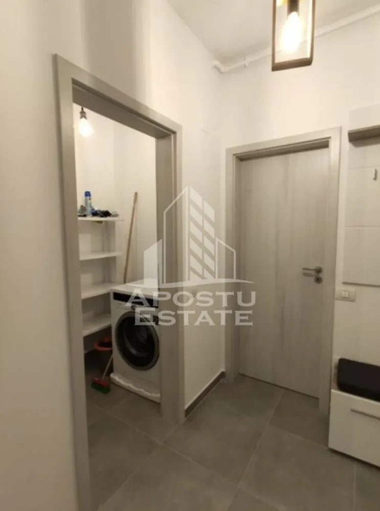 Apartament cu 2 camere de inchiriat, Dumbravita, Timisoara - Agentia imobiliara APOSTU ESTATE va propune spre inchiriere un apartament cu 2 camere spatios si luminos, situat in Dumbravita, o zona linistita si bine pozitionata, potrivit pentru cupluri, familii sau studenti care isi doresc o locuinta unde sa se simta confortabil si cu acces facil catre scoli, facultati, statii de autobuz si magazine.

Suprafata utila: 56 mp
Compartimentare eficienta:
- Hol de acces
- Bucatarie deschisa, complet mobilata si utilata, cu loc de luat masa
- Baie prevazuta cu cada si ventilatie artificiala
- Dormitor cu pat matrimonial
- Debara
- Terasa generoasa

Confort si facilitati:
- Centrala proprie cu incalzire in pardoseala
- Loc de parcare inclus in pret
- Pet friendly
- Rulouri geamuri
- Aer conditionat
- Apartamentul este complet mobilat si utilat de catre proprietar

Localizare: zona Dumbravita, in apropiere de Facultatea de Agronomie, Mega Image, Auchan, restaurante si mijloace de transport in comun

Ideal pentru:
- Cupluri
- Familii
- Studenti

Pret chirie: 500€
Programeaza o vizionare pentru a-ti putea imagina viitorul aici!
ID intern: CP3199652