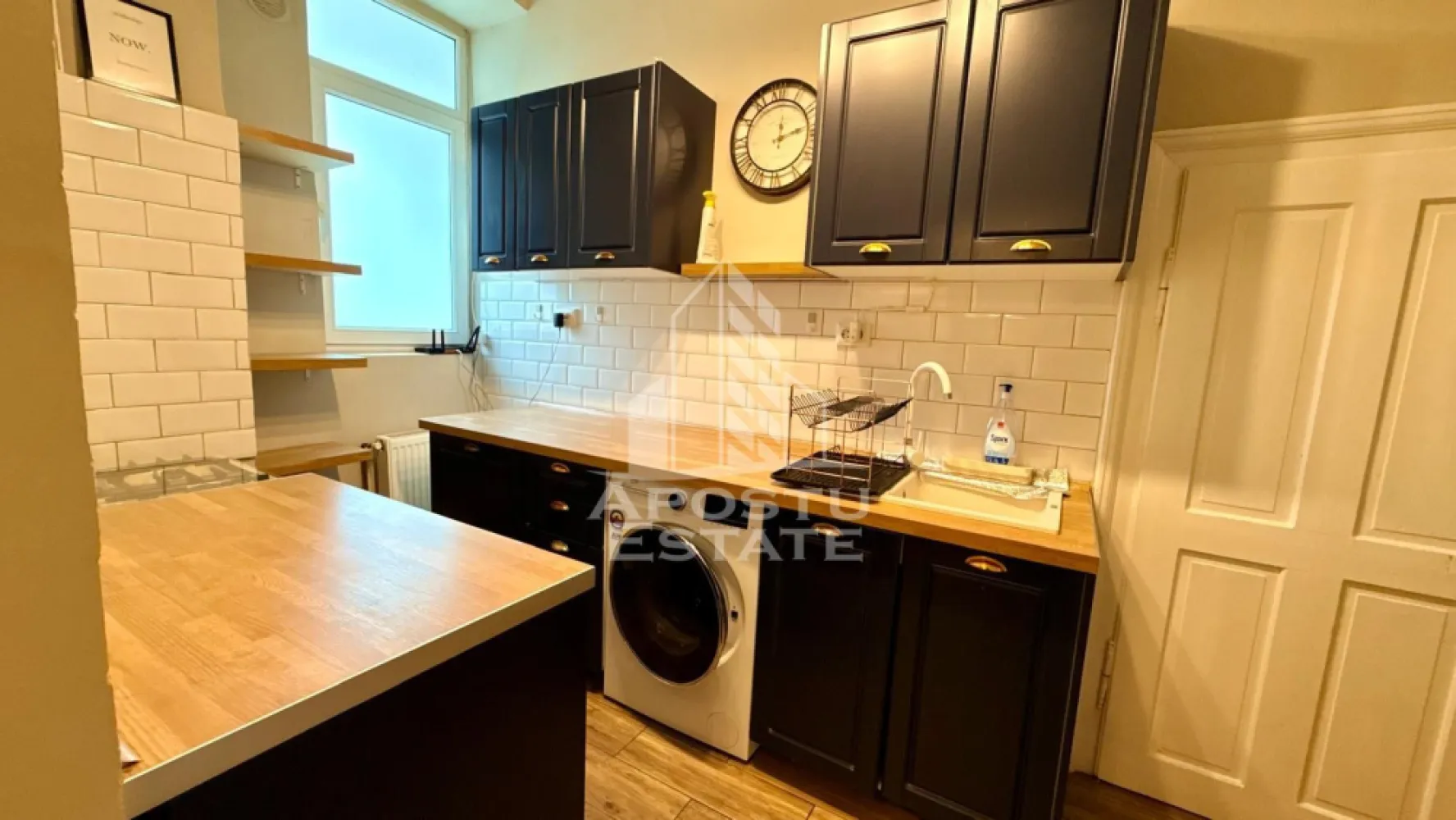 Apartament cu 3 camere de inchiriat, Zona Elisabetin - APOSTU ESTATE va propune spre inchiriere un apartament cu 3 camere complet mobilat si utilat in cladire istorica situat in zona Elisabetin, PetFriendly.
Imobilul este situat la parter dispune de acces facil in gradina si are 64 mp utili. 
Compartimentare:
- zona de luat masa
- bucatarie
- living
- dormitor
- baie cu cada

Dotari si beneficii:
- centrala proprie incalzire in calorifere
- aparat de aer conditionat
- electrocasnice: frigider, aragaz, masina de spalat rufe

Pentru mai multe detalii nu ezitati sa ne contactati!
Disponibilitate: imediata
Pret chirie: 450 euro
Va asteptam cu drag la o vizionare chiar si astazi!
ID intern: CP1905655
