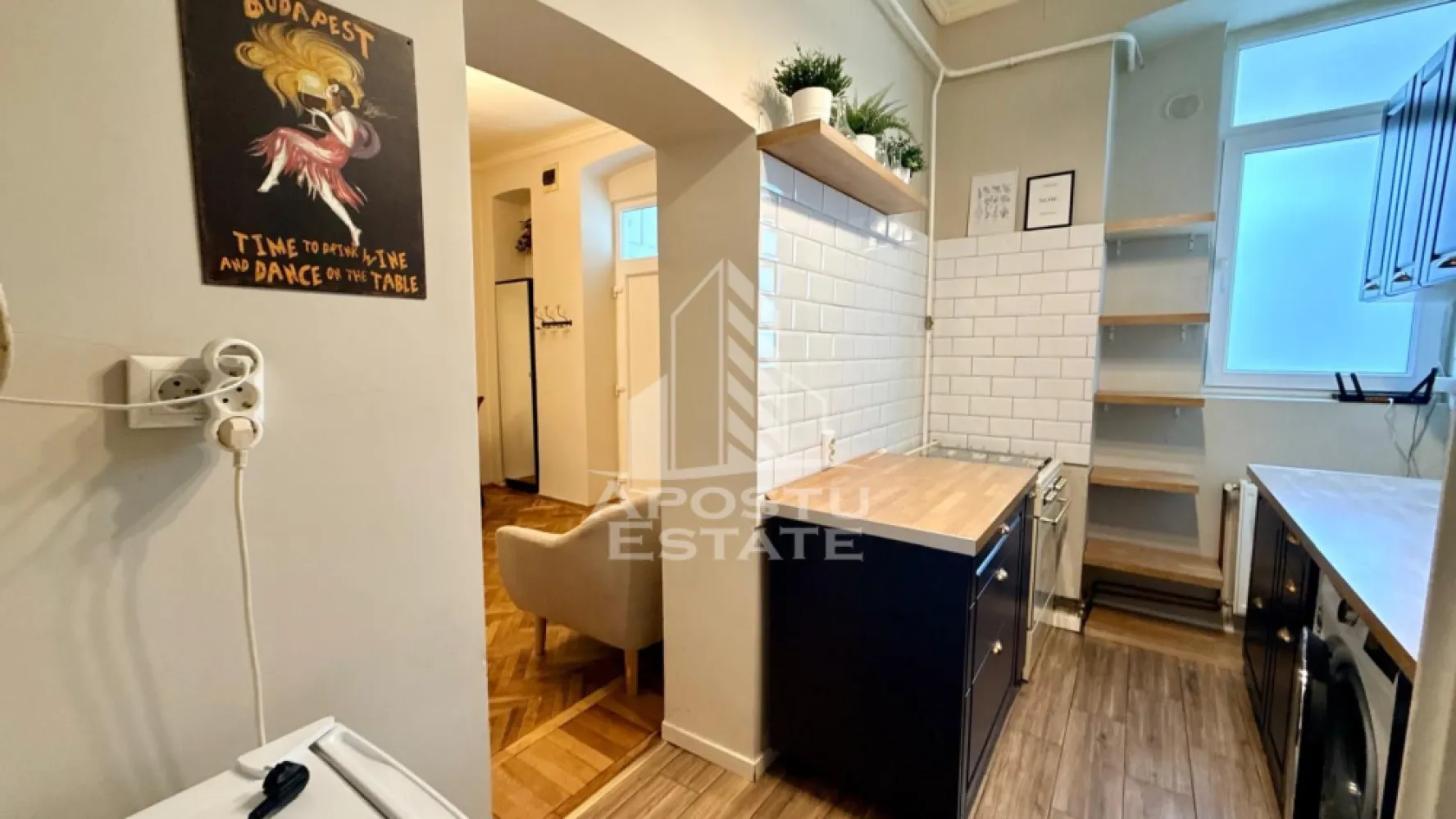 Apartament cu 3 camere de inchiriat, Zona Elisabetin - APOSTU ESTATE va propune spre inchiriere un apartament cu 3 camere complet mobilat si utilat in cladire istorica situat in zona Elisabetin, PetFriendly.
Imobilul este situat la parter dispune de acces facil in gradina si are 64 mp utili. 
Compartimentare:
- zona de luat masa
- bucatarie
- living
- dormitor
- baie cu cada

Dotari si beneficii:
- centrala proprie incalzire in calorifere
- aparat de aer conditionat
- electrocasnice: frigider, aragaz, masina de spalat rufe

Pentru mai multe detalii nu ezitati sa ne contactati!
Disponibilitate: imediata
Pret chirie: 450 euro
Va asteptam cu drag la o vizionare chiar si astazi!
ID intern: CP1905655