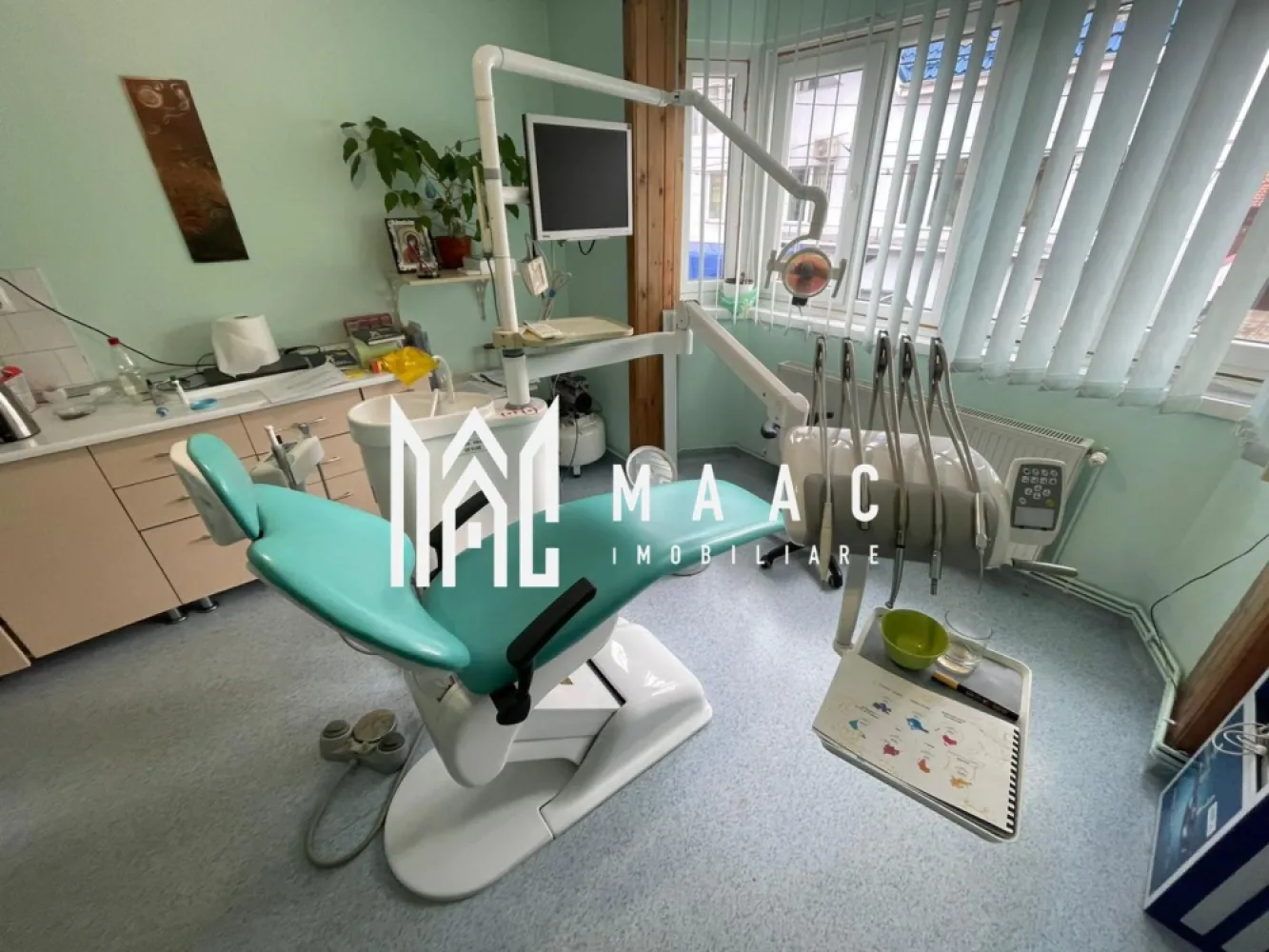 Spațiu medical I 84 mp I Calea Dumbrăvii I Sibiu - MAAC Imobiliare vă propune spre vânzare un spațiu medical situat pe Calea Dumbrăvii, una dintre cele mai apreciate și bine cotate zone din Sibiu. Proprietatea este ideală pentru desfășurarea activității de stomatologie sau alte servicii medicale, fiind complet utilată și pregătită pentru funcționare imediată.

Date principale:
Suprafață utilă totală: 100 mp
Compartimentare pe două niveluri: Etajul 1 + Etajul 2
4 încăperi funcționale
Zonă recepție / primire pacienți
Se vinde cu echipamentele incluse în preț
Posibilitate de achiziție cu echipamente (se discuta separat)

Compartimentare:
Etajul 1:
2 camere pentru cabinet
Recepție și zonă de așteptare pacienți
Spațiu organizat eficient pentru flux medical
Etajul 2:
1 cameră suplimentară, potrivită pentru cabinet, sală tratamente, birou sau spațiu administrativ

Imobilul este amenajat special pentru activitate stomatologică și respectă cerințele necesare desfășurării acestui tip de activitate. Configurația permite atât funcționarea unui cabinet individual, cât și dezvoltarea unei mini-clinici.

Avantaje locație:
Zonă premium din Sibiu
Acces facil și vizibilitate foarte bună
Adresă cunoscută și apreciată pentru activități medicale
Potențial investițional ridicat

Acest spațiu medical de vânzare în Sibiu reprezintă o oportunitate excelentă pentru medici stomatologi care doresc să înceapă imediat activitatea sau pentru investitori interesați de achiziția unui cabinet complet echipat într-o zonă de top.

Pentru mai multe detalii sau pentru a programa o vizionare, nu ezitați să ne contactați. Menționați ID-ul anunțului: CP2926812.